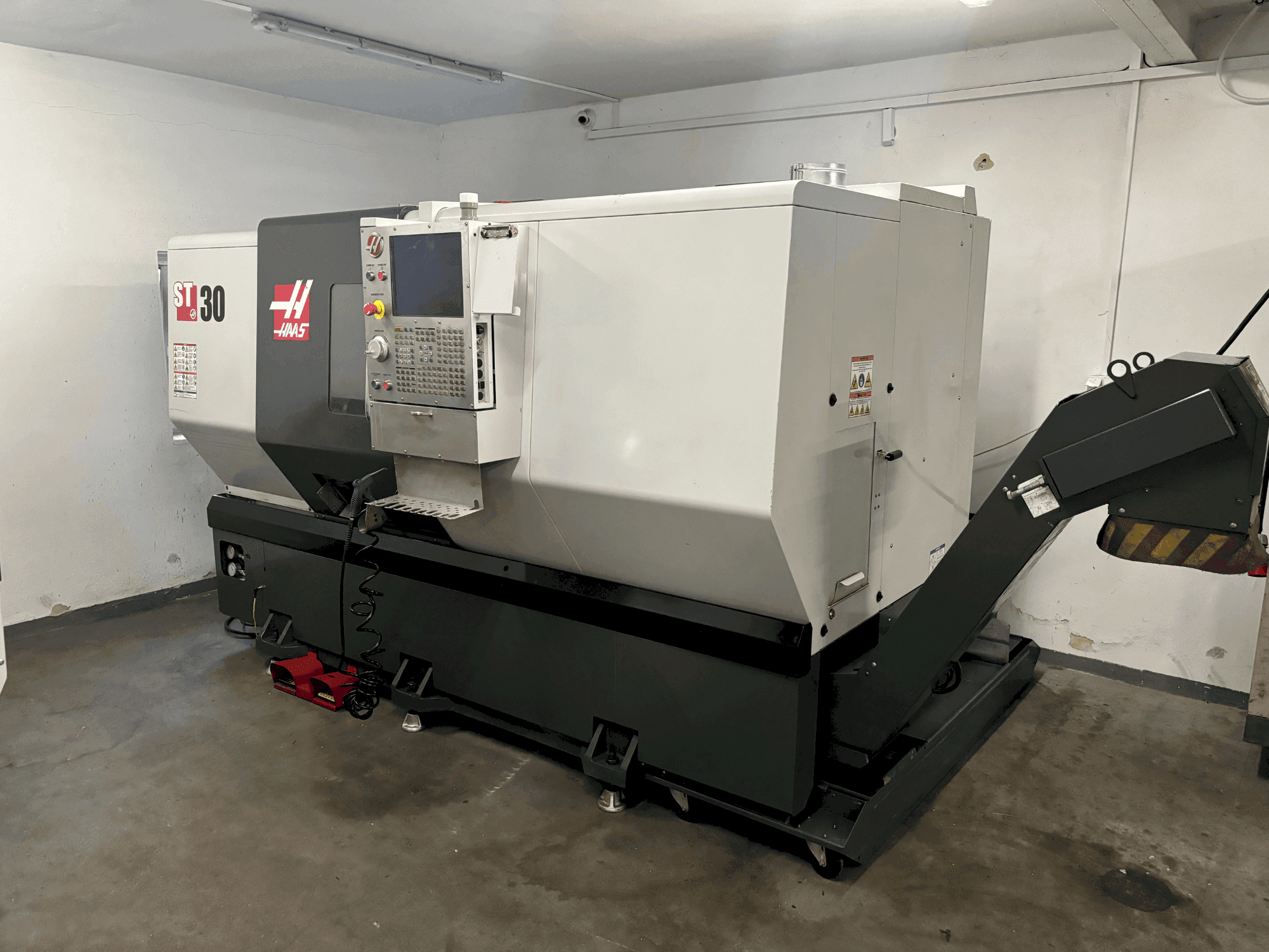 Vista frontal de la máquina HAAS ST-30