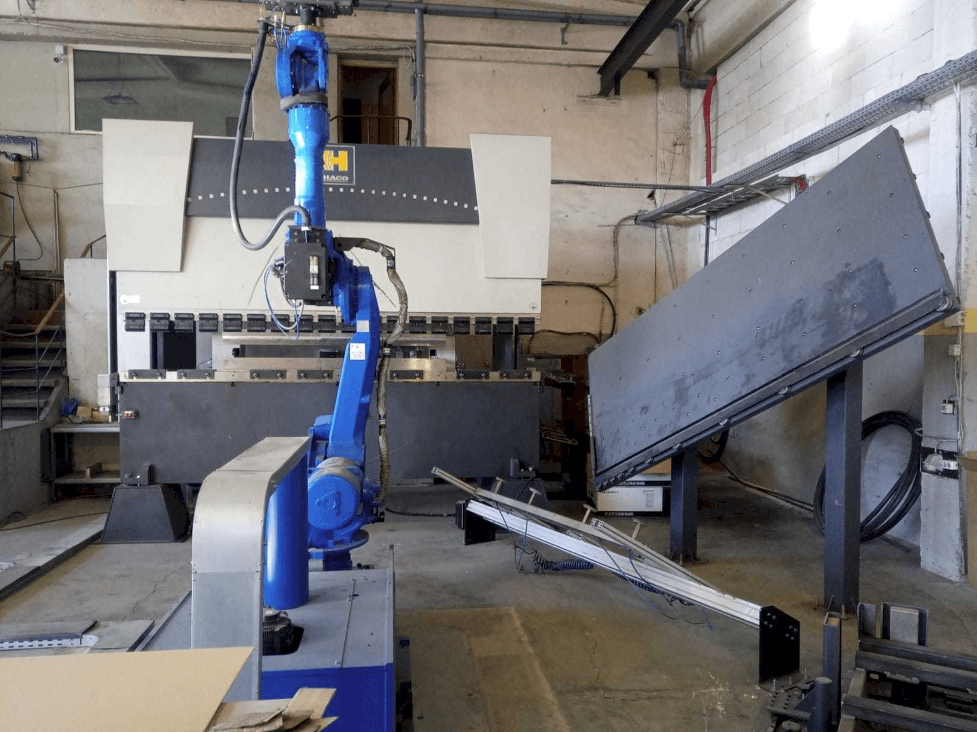 Vista frontal de la máquina HACO ERM 36150