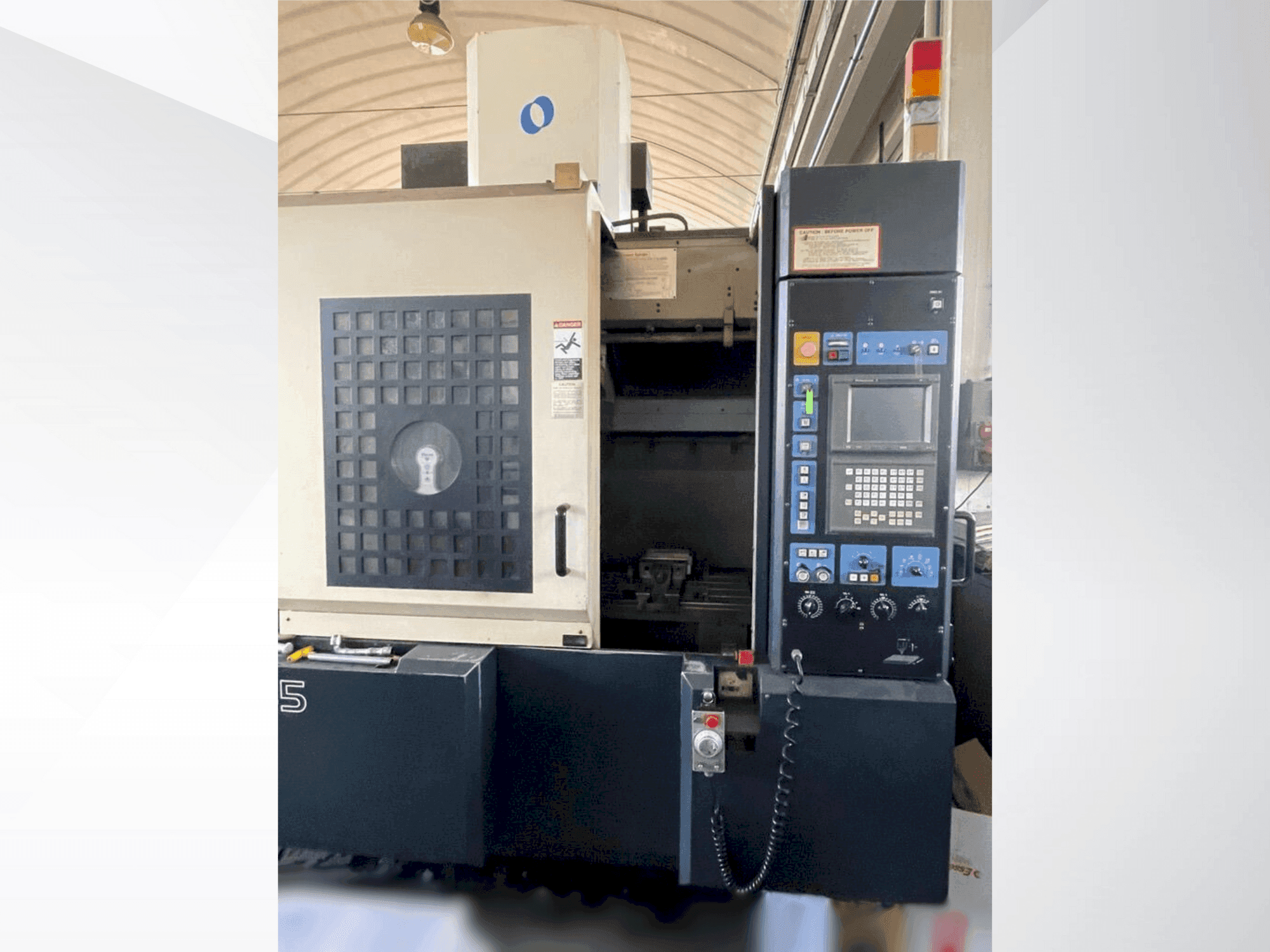 Vista frontal de la máquina Makino V55-A15