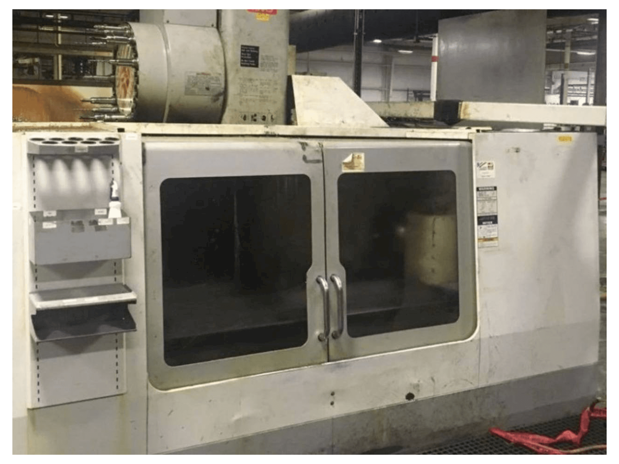 Vista frontal de la máquina HAAS VF-8B/40