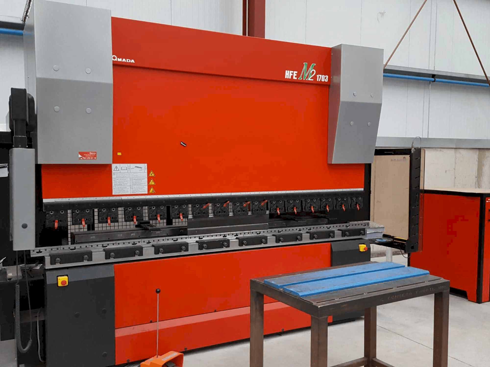 Vista frontal de la máquina AMADA HFE M2-EVO 1703