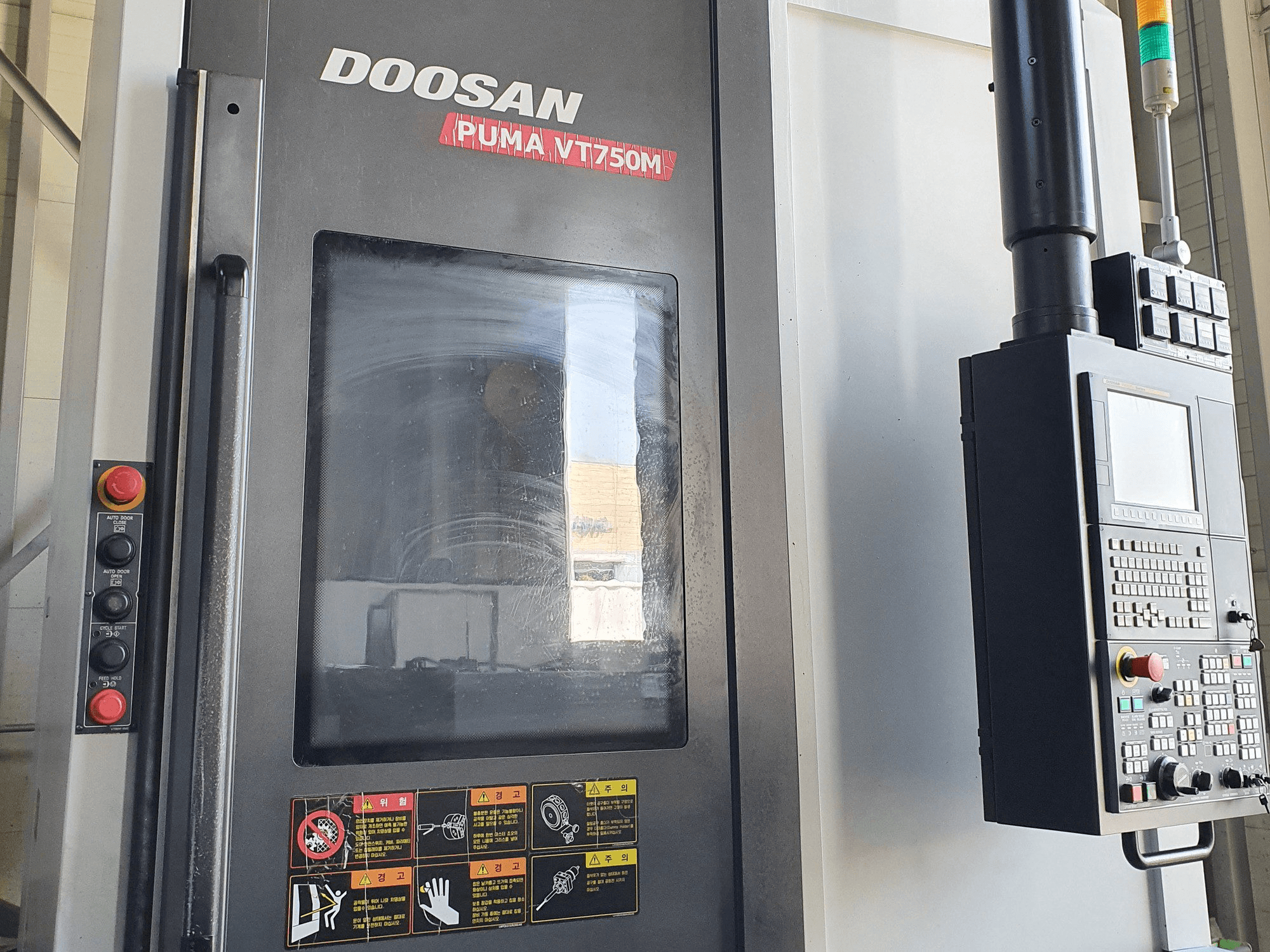 Vista frontal de la máquina Doosan VT750M