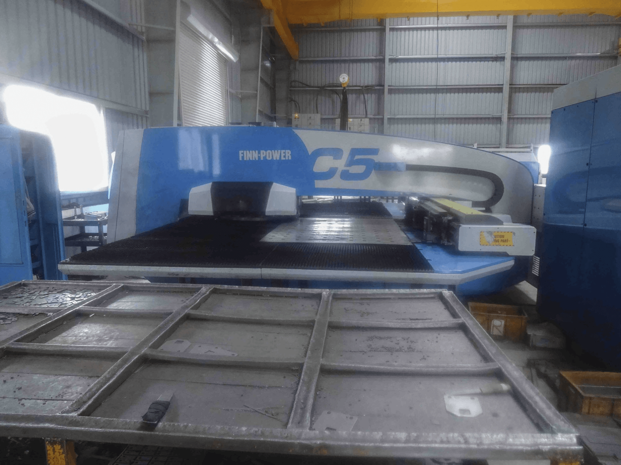 Vista frontal de la máquina Finn-Power C5