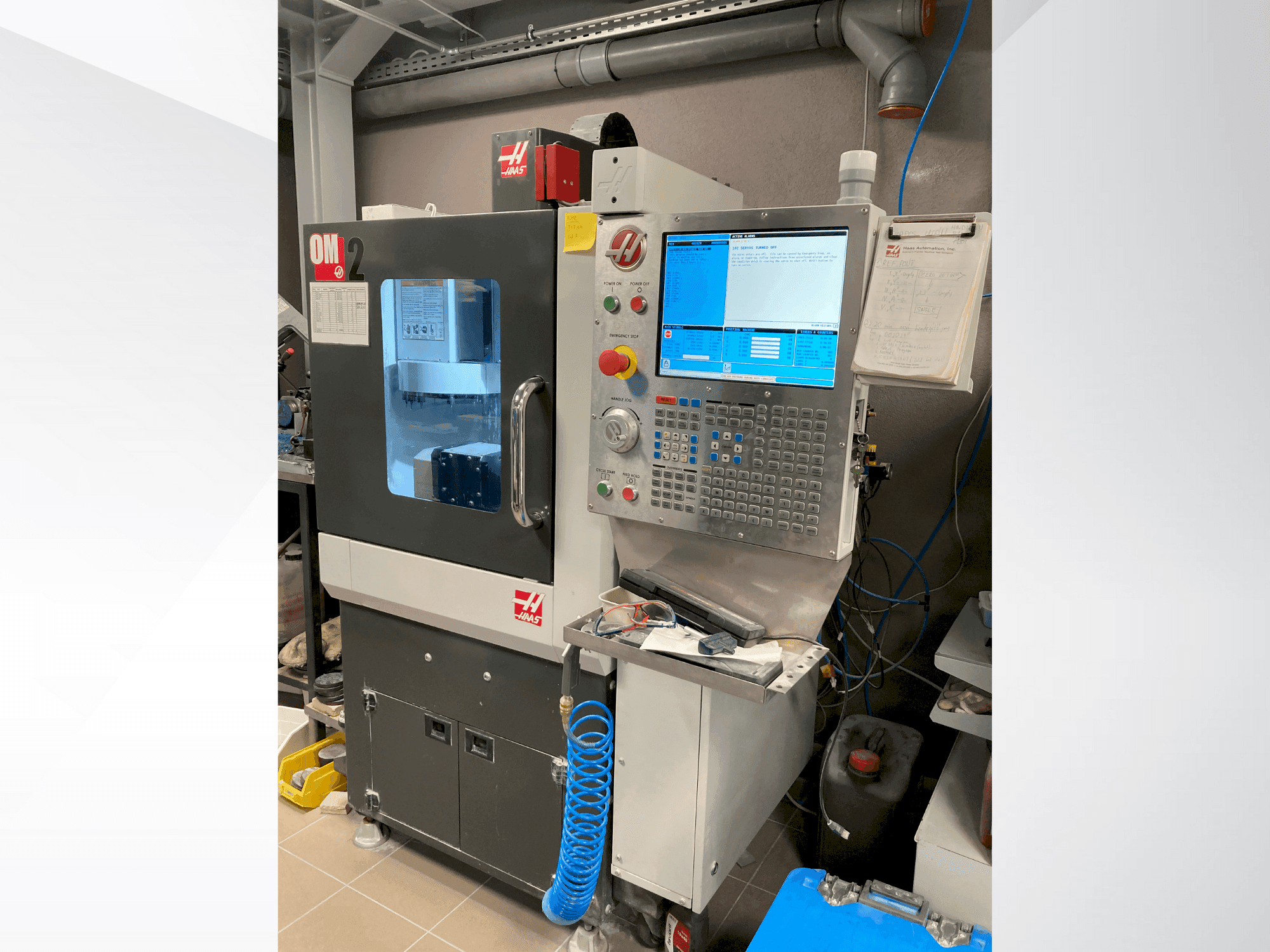 Vista frontal de la máquina HAAS OM-2A