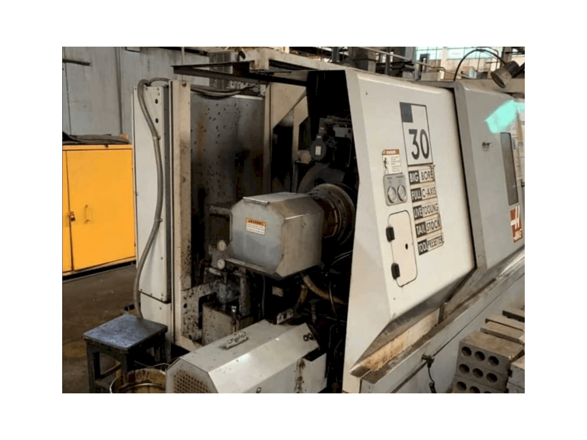 Vista frontal de la máquina HAAS SL-30BTHE