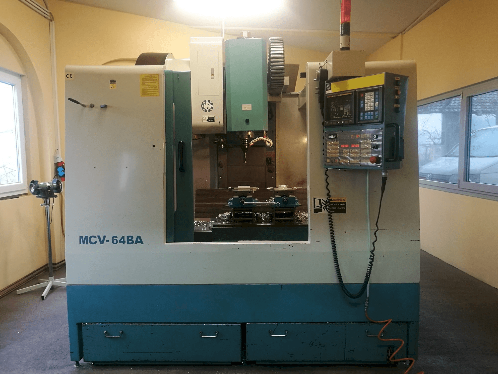 Vista frontal de la máquina PJM MCV-64BA