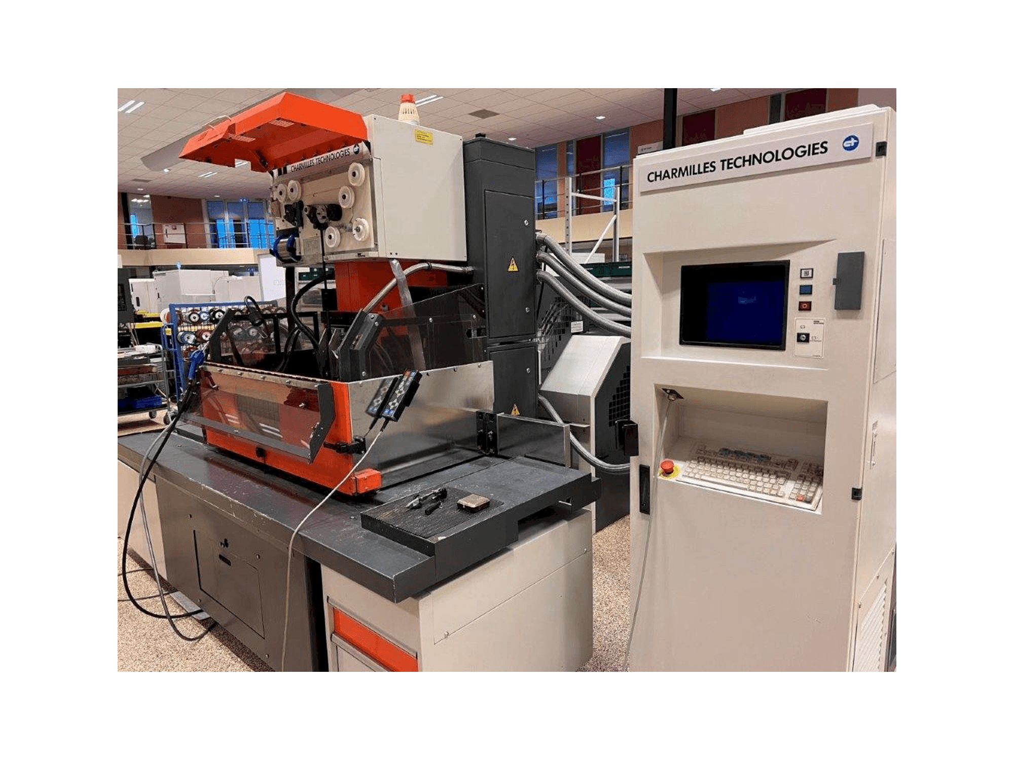 Vista frontal de la máquina CHARMILLES Robofil FI6020 CSL2