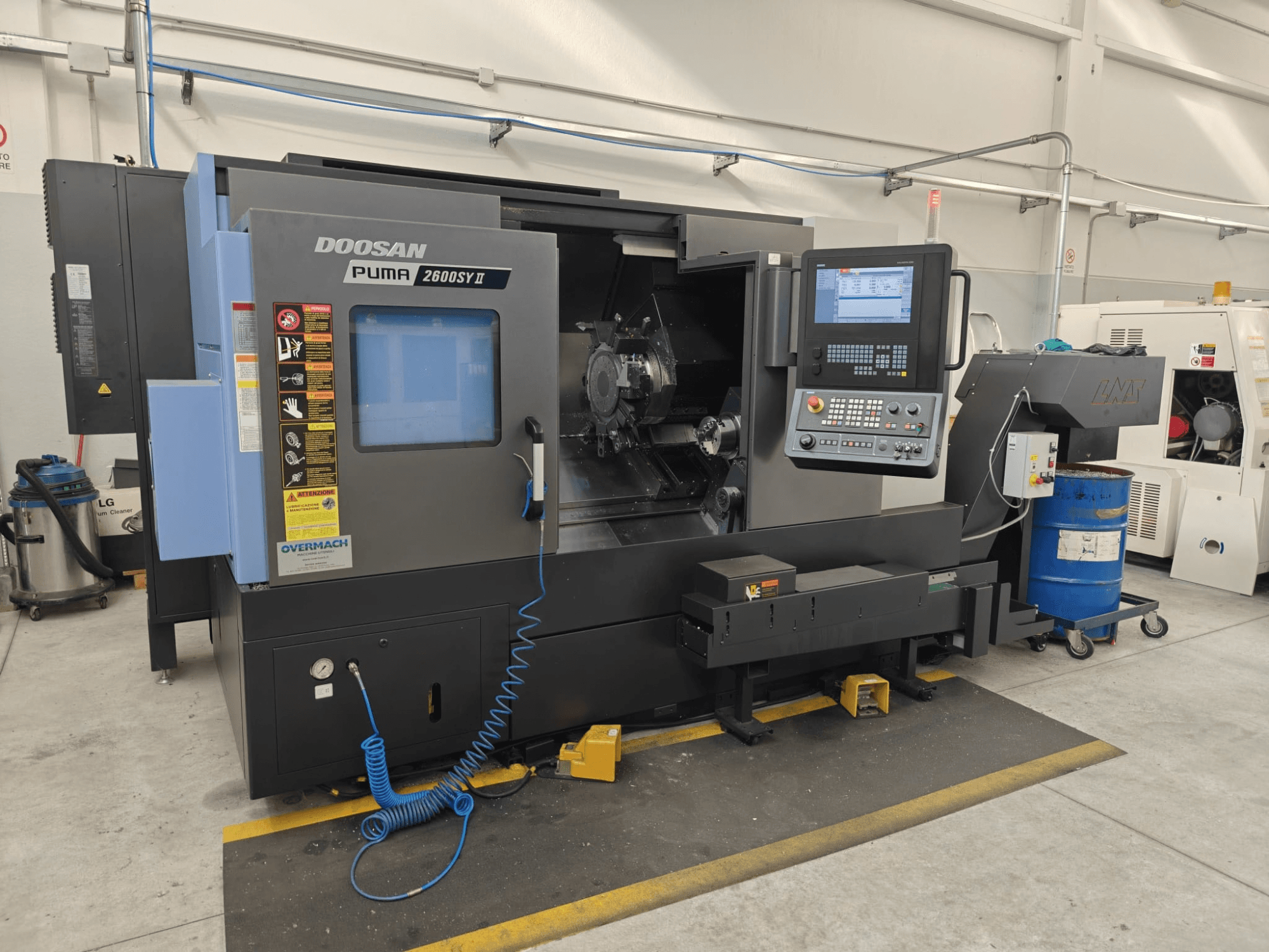 Torno horizontal DOOSAN Puma 2600 SY II, vista frontal, en la que se aprecian el panel de control y los indicadores de funcionamiento.