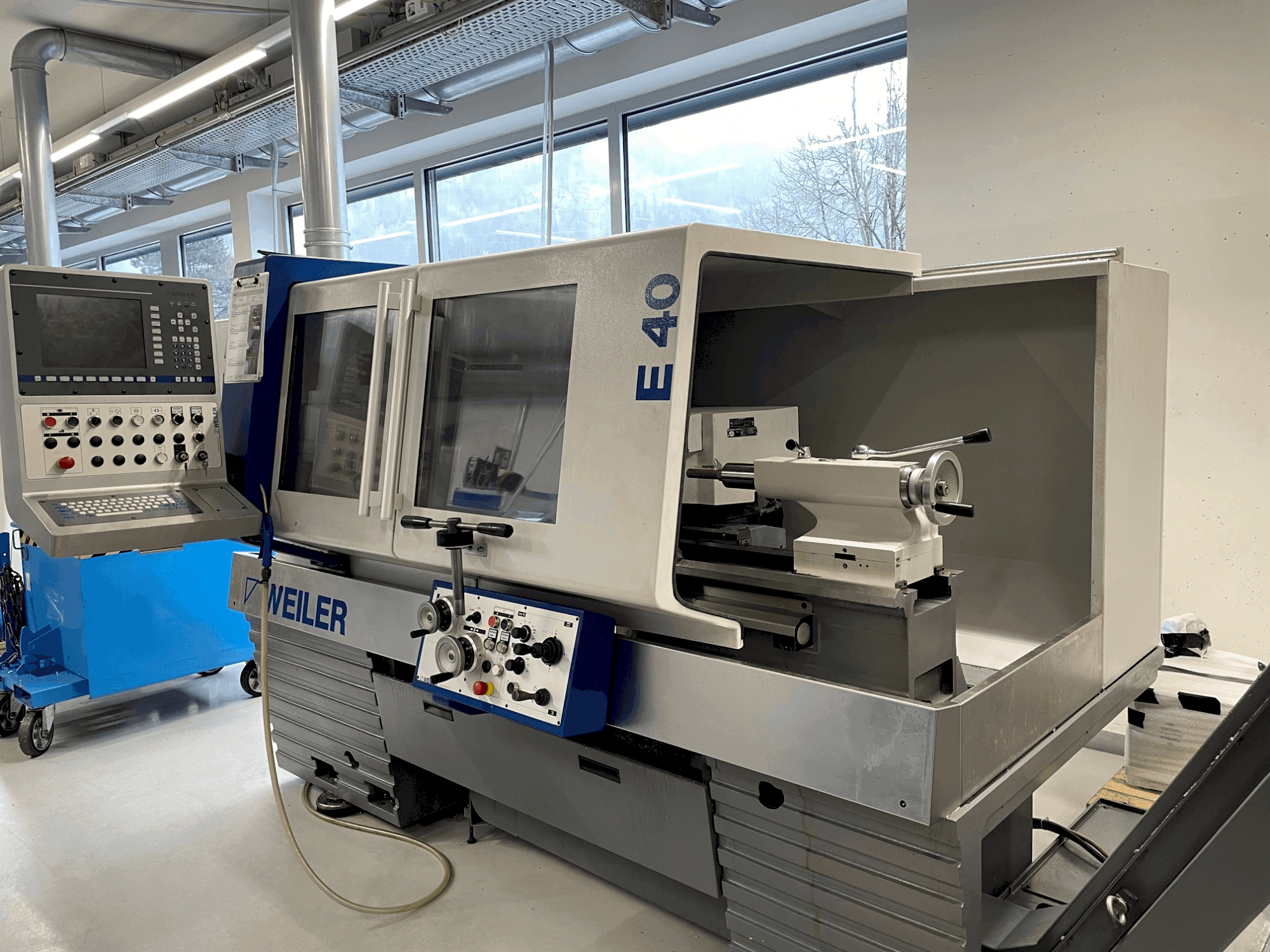 Vista frontal de la máquina Weiler E 40 x 1000