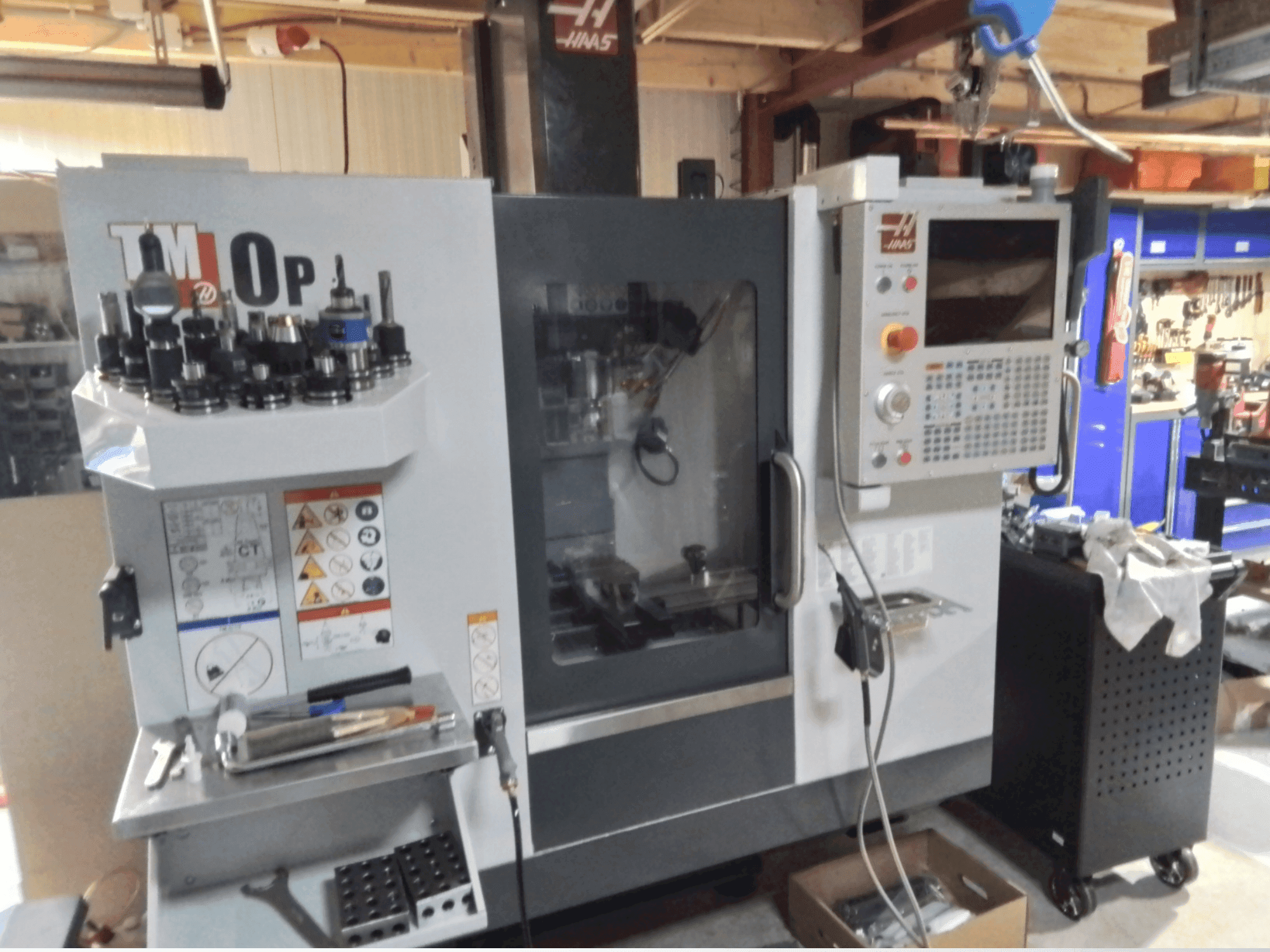Vista frontal de la máquina HAAS TM-0P