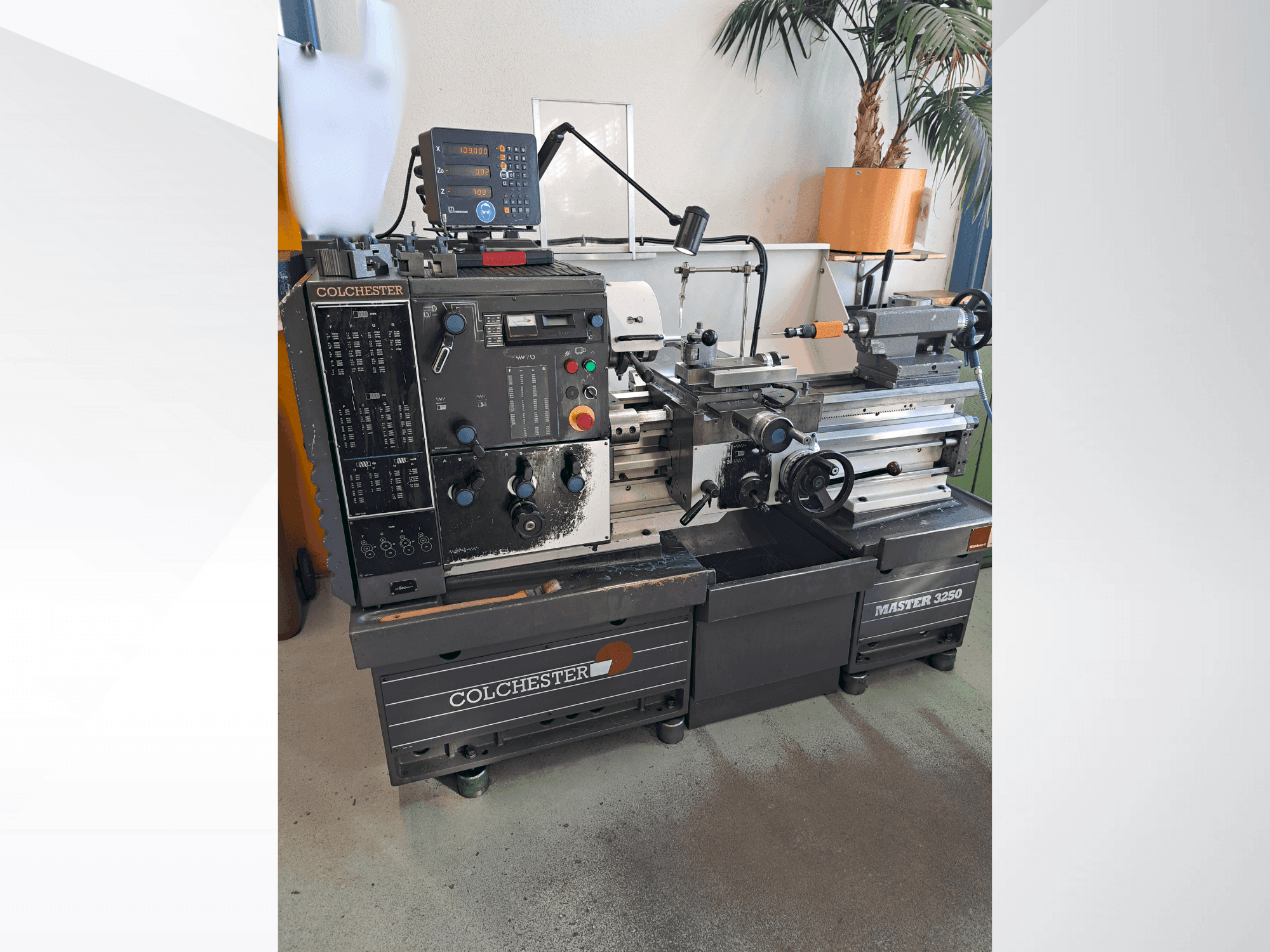 Vista frontal de la máquina Colchester Master 3250