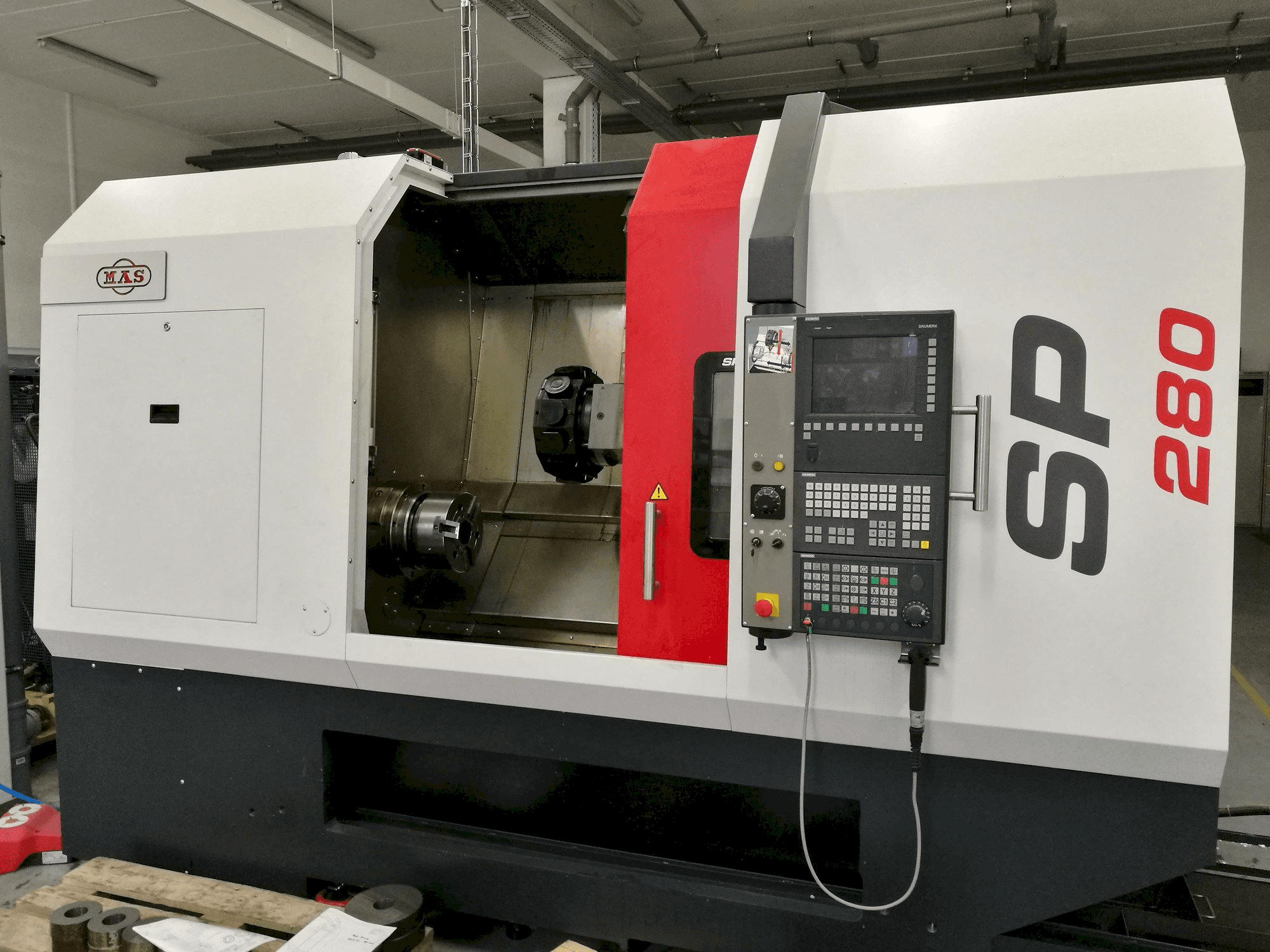 Vista frontal de la máquina KOVOSVIT MAS SP 280 SY