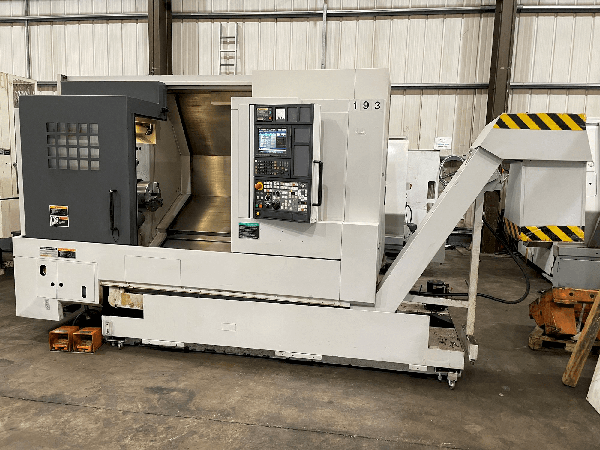Vista frontal de la máquina MORI SEIKI NL 2500/700