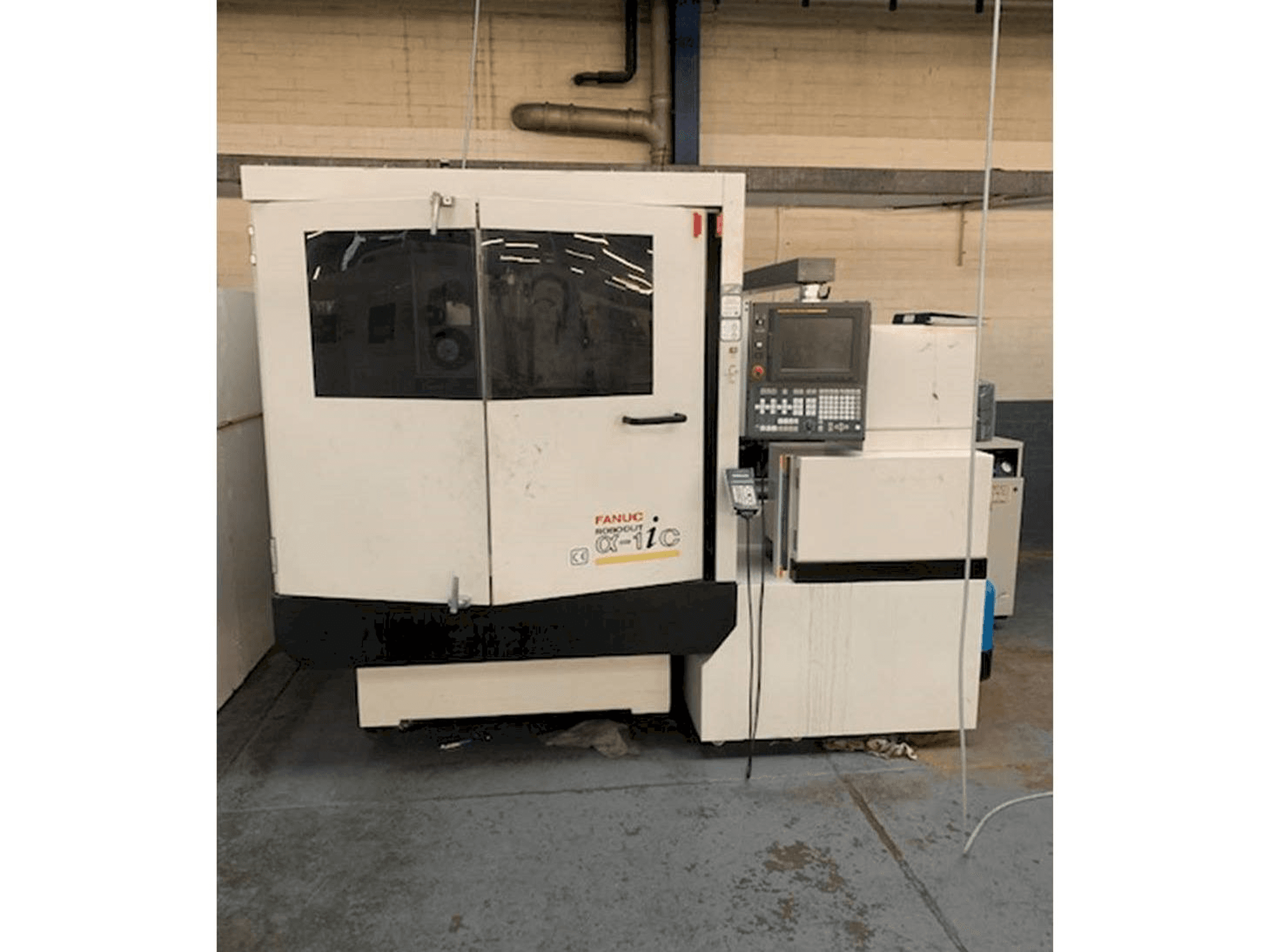 Vista frontal de la máquina FANUC ROBOCUT Alpha -1iC S Axis