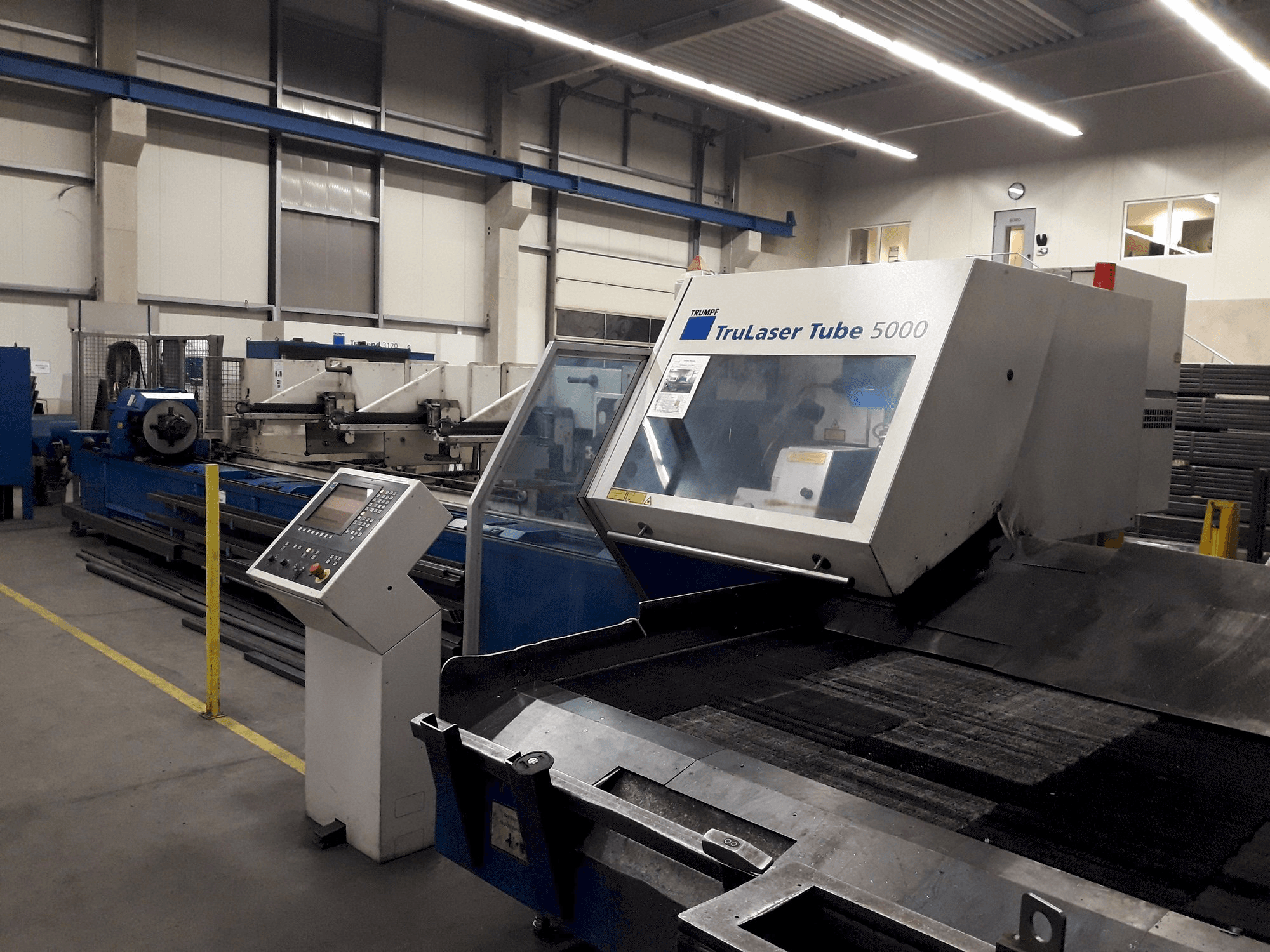 Vista frontal de la máquina Trumpf TruLaser Tube 5000