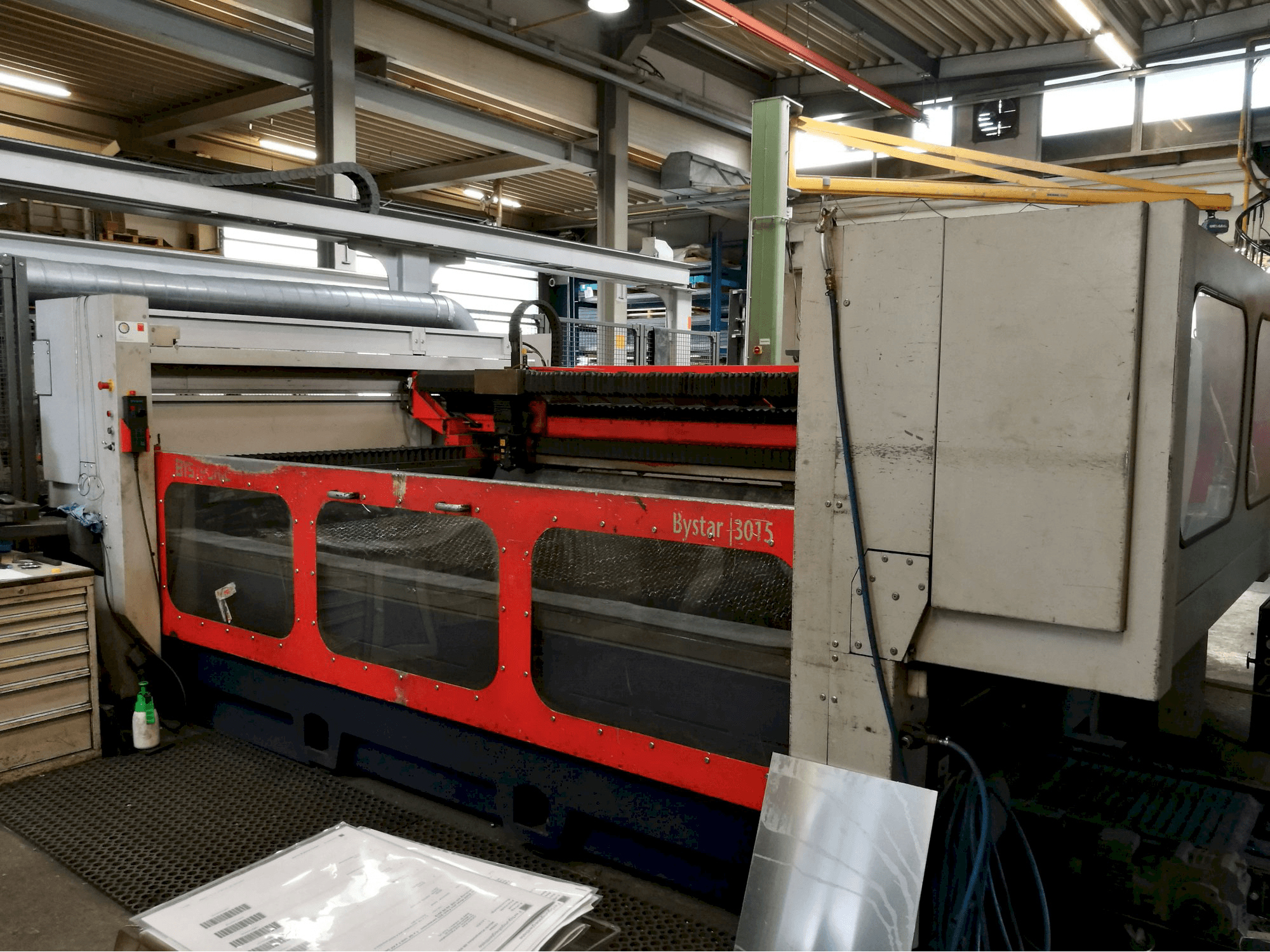 Vista derecha de la máquina Bystronic Bystar 3015