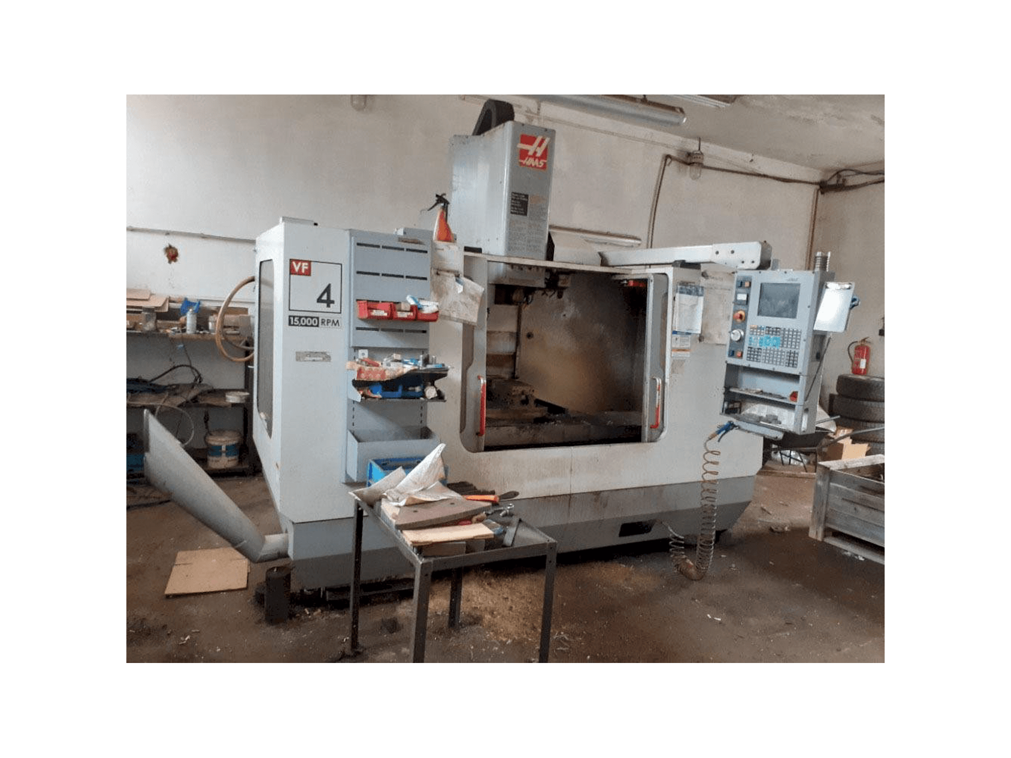 Vista frontal de la máquina HAAS VF-4 DHE