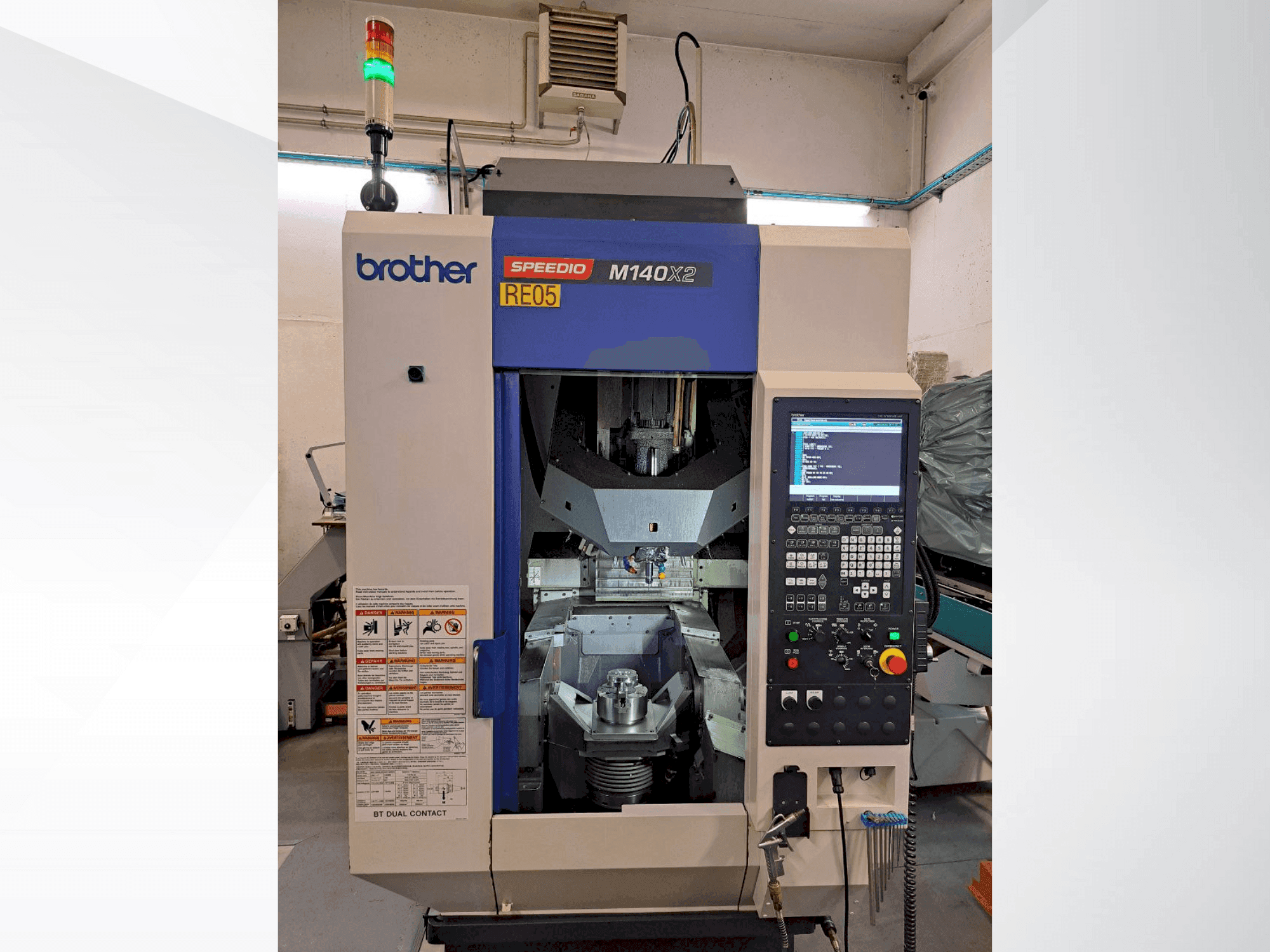 Vista frontal de la máquina Brother SPEEDIO M140X2