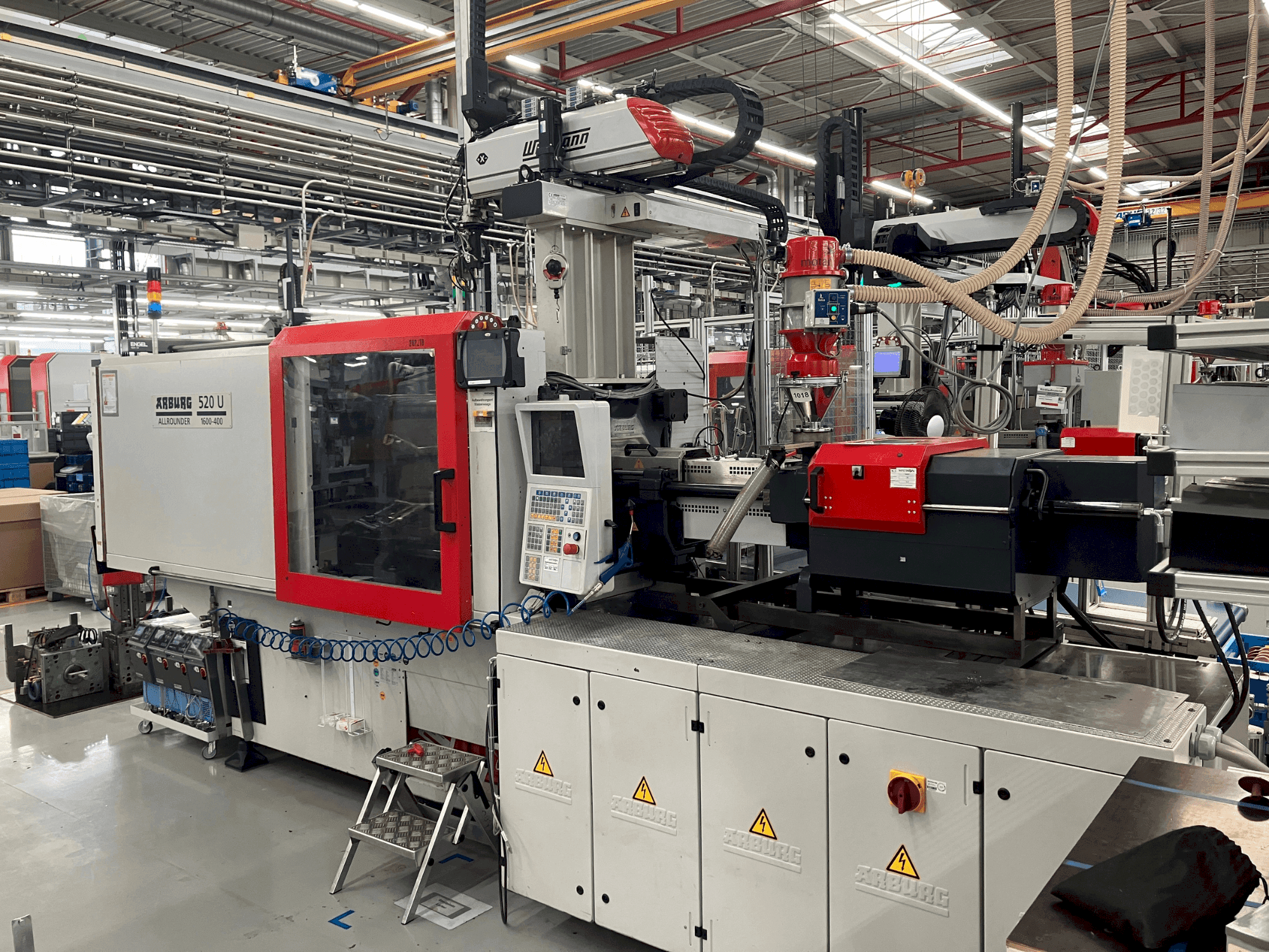 Vista frontal de la máquina Arburg Allrounder 520 U 1600-400