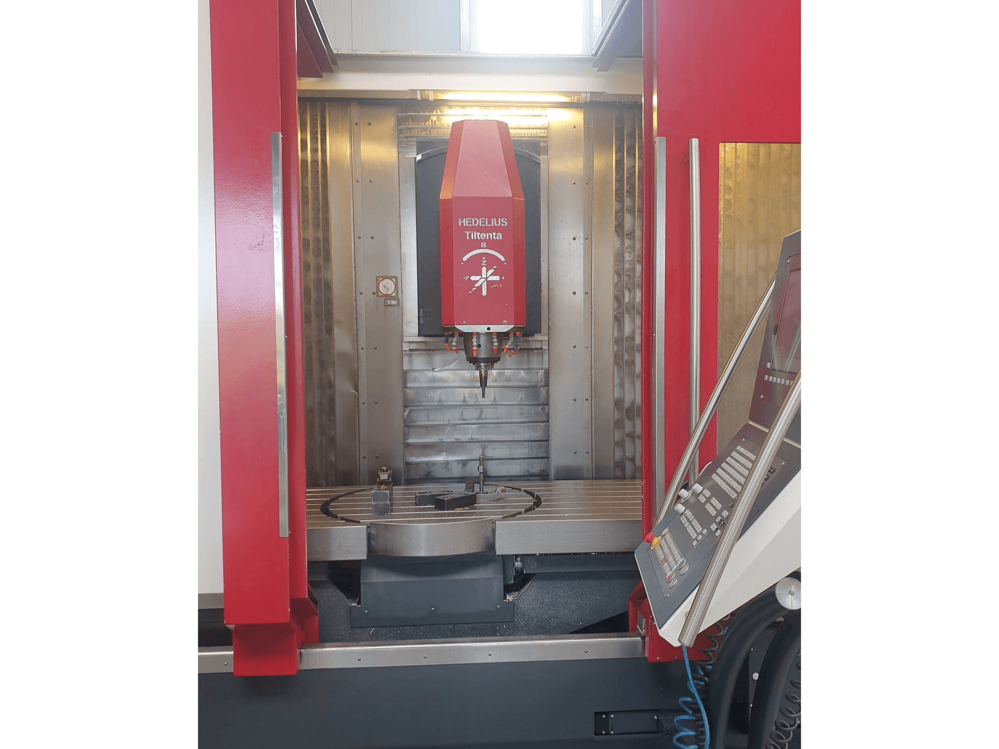 Vista frontal de la máquina HEDELIUS Tiltenta 7