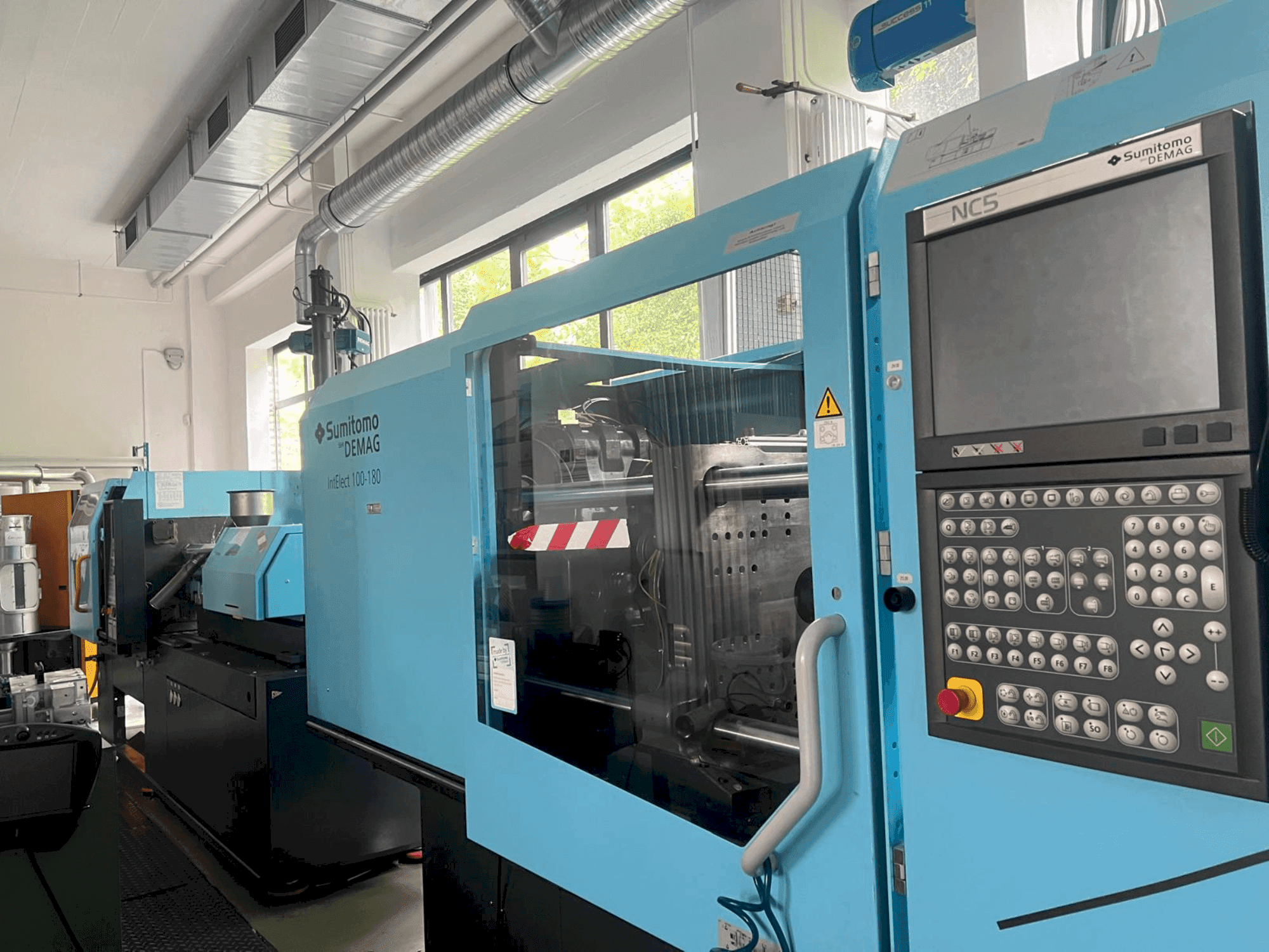Vista frontal de la máquina SUMITOMO SHI DEMAG IntElect 100/470-180