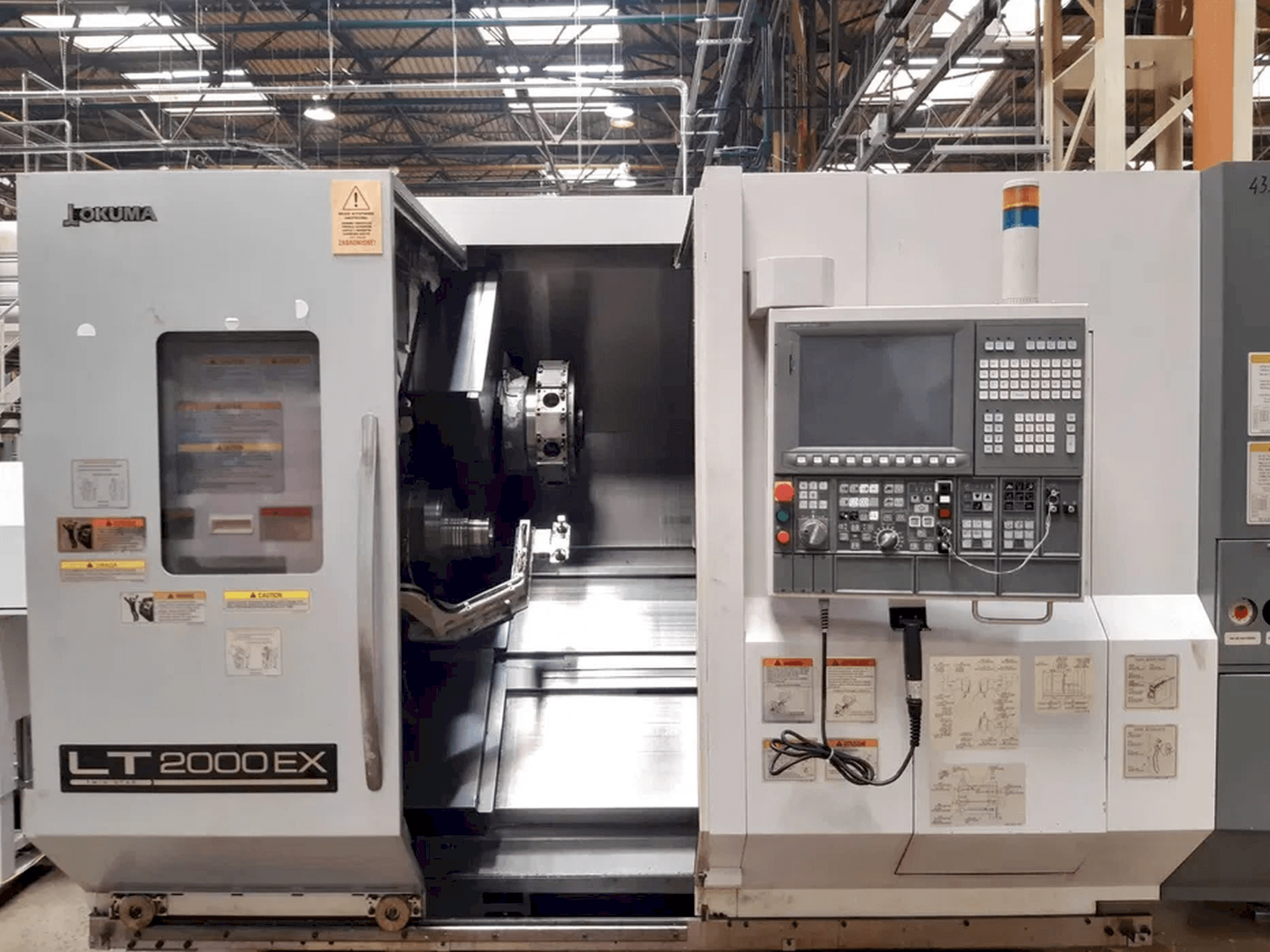 Vista frontal de la máquina Okuma LT2000 EX