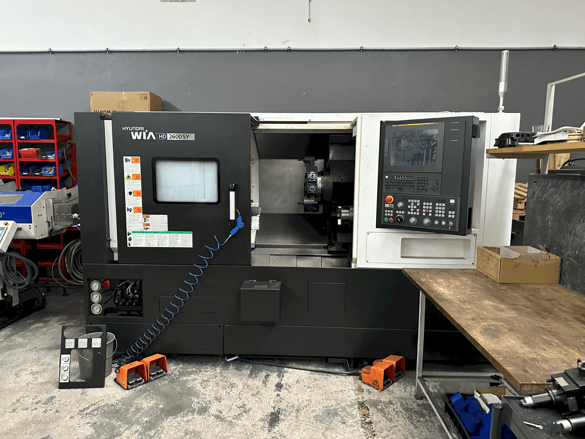 Vista frontal de la máquina Hyundai Wia HD 2600SY