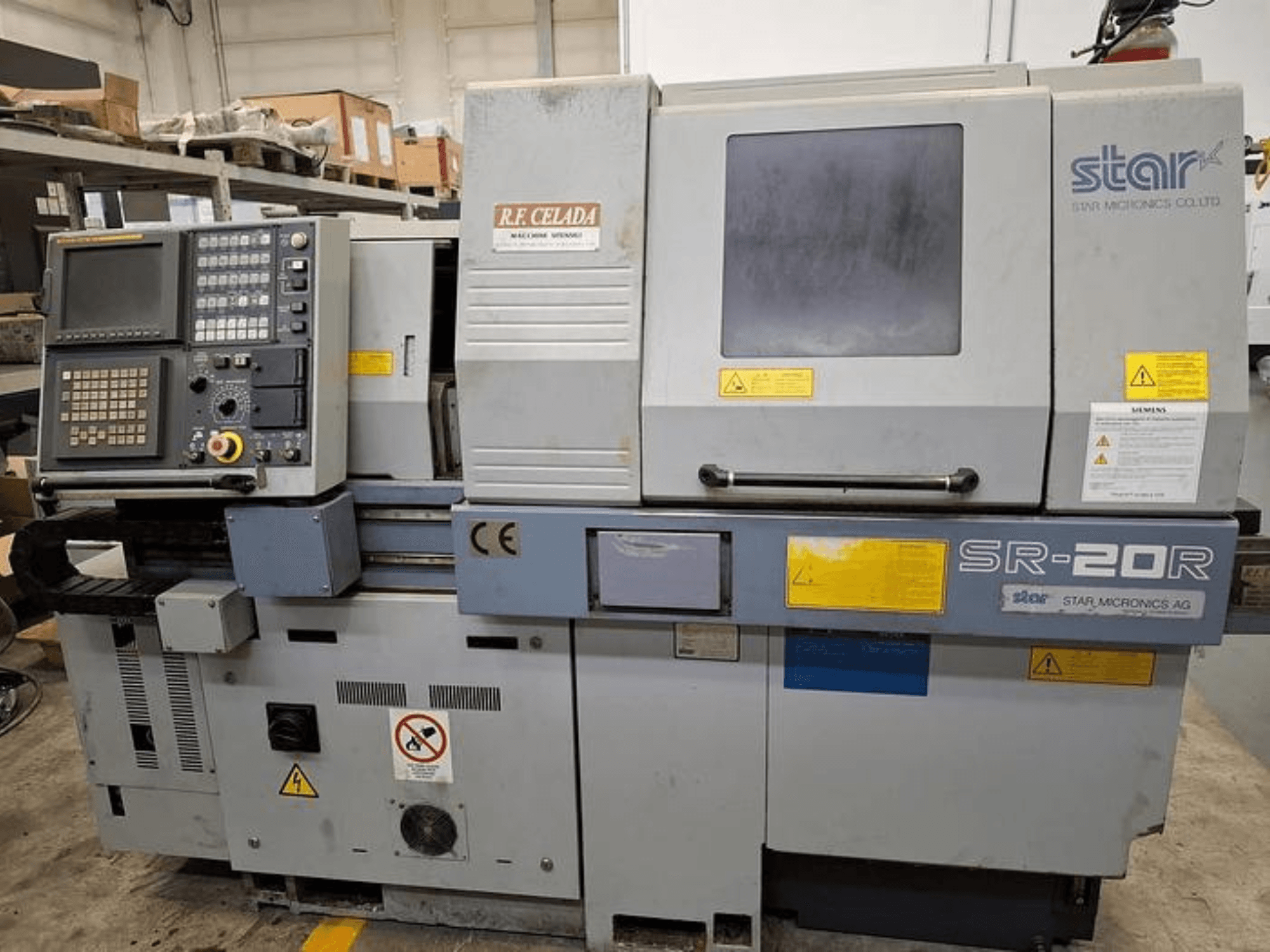Torno CNC Star SR-20R con panel de control, vista frontal, con botones de operación, pantalla y etiquetas de seguridad.