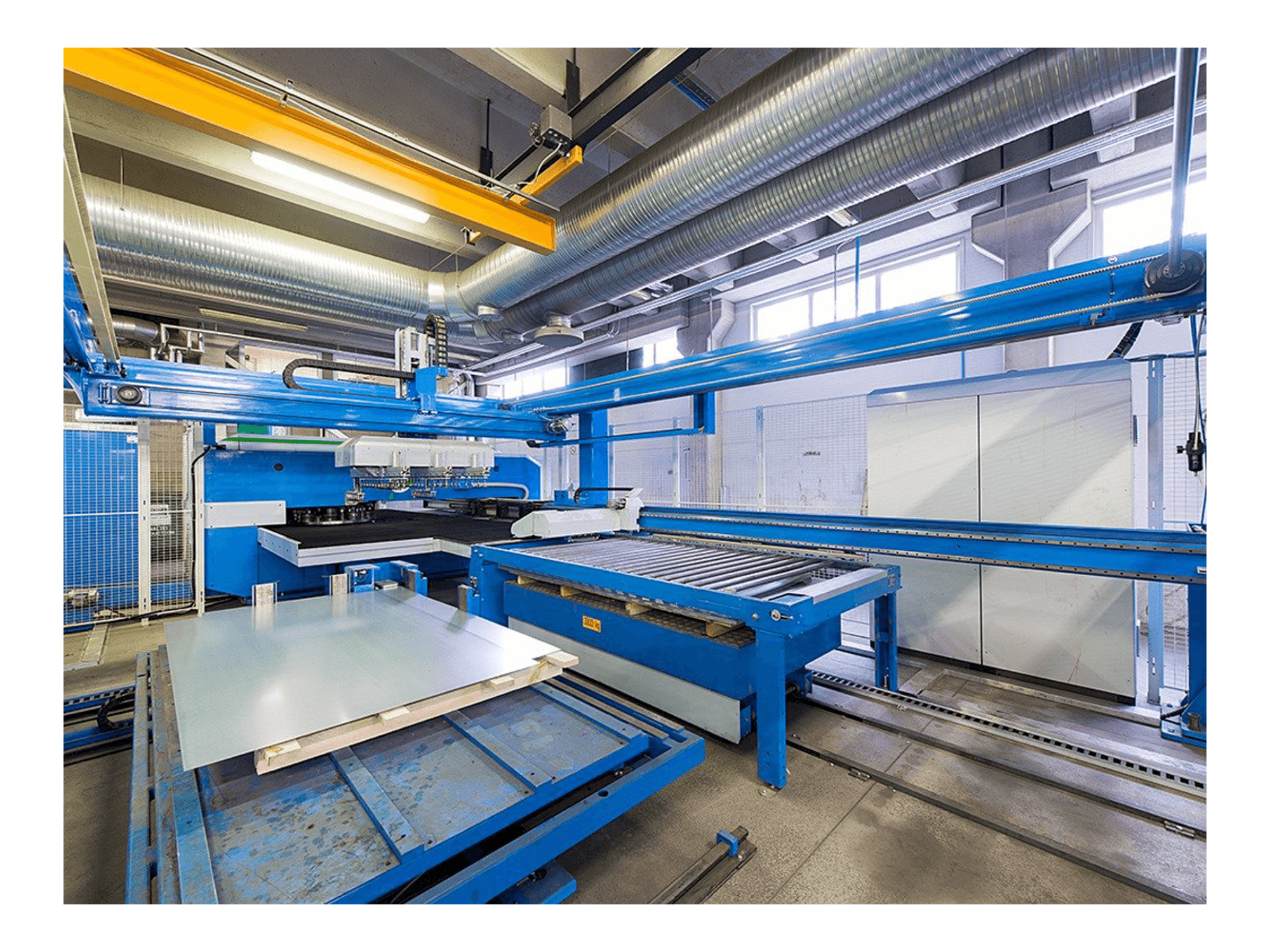 Vista lateral izquierda de la máquina Finn-Power E 5 Lui