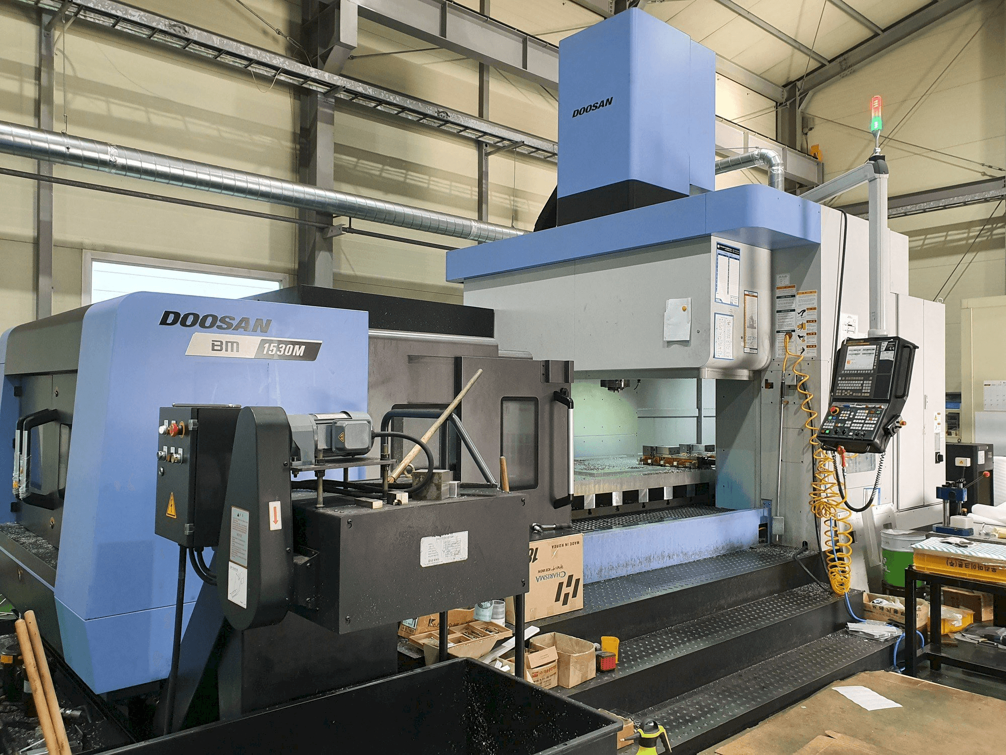 Vista frontal de la máquina Doosan BM1530M