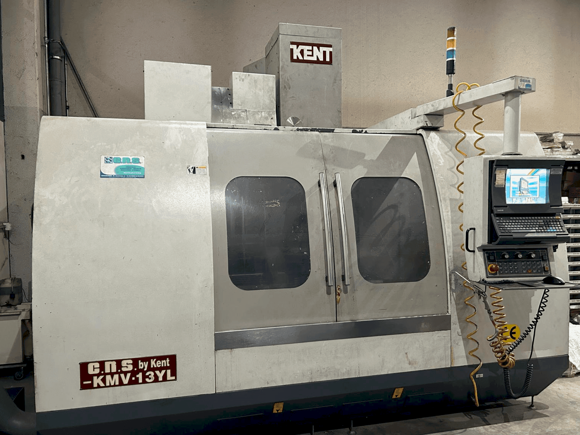 Vista frontal de la máquina Kent KMV 13 YL