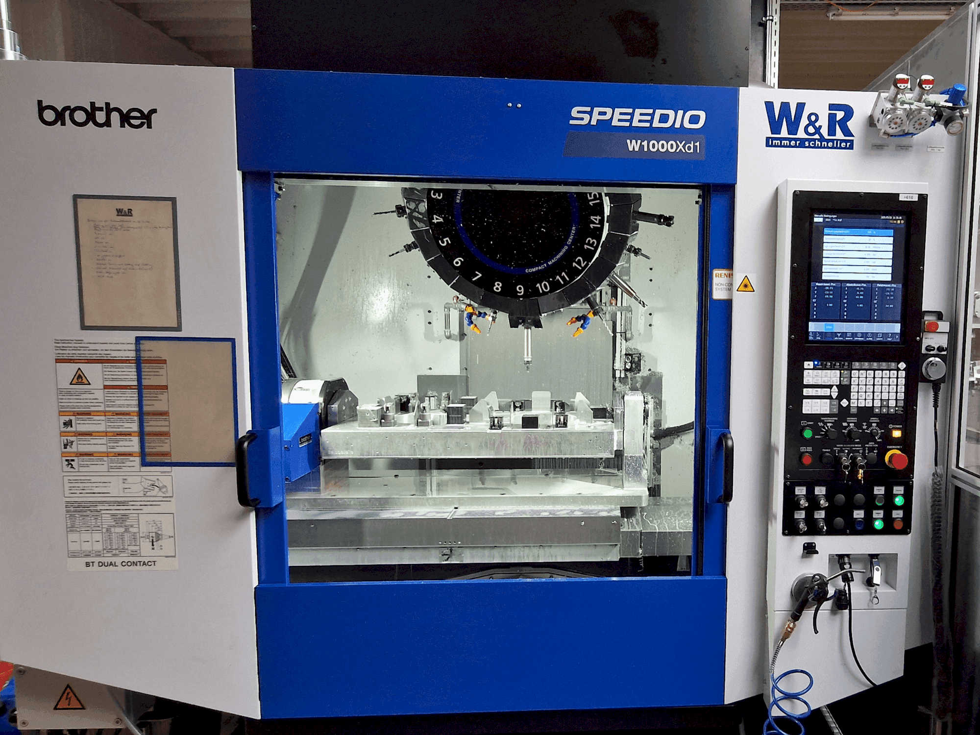 Vista frontal de la máquina Brother Speedio W1000Xd1