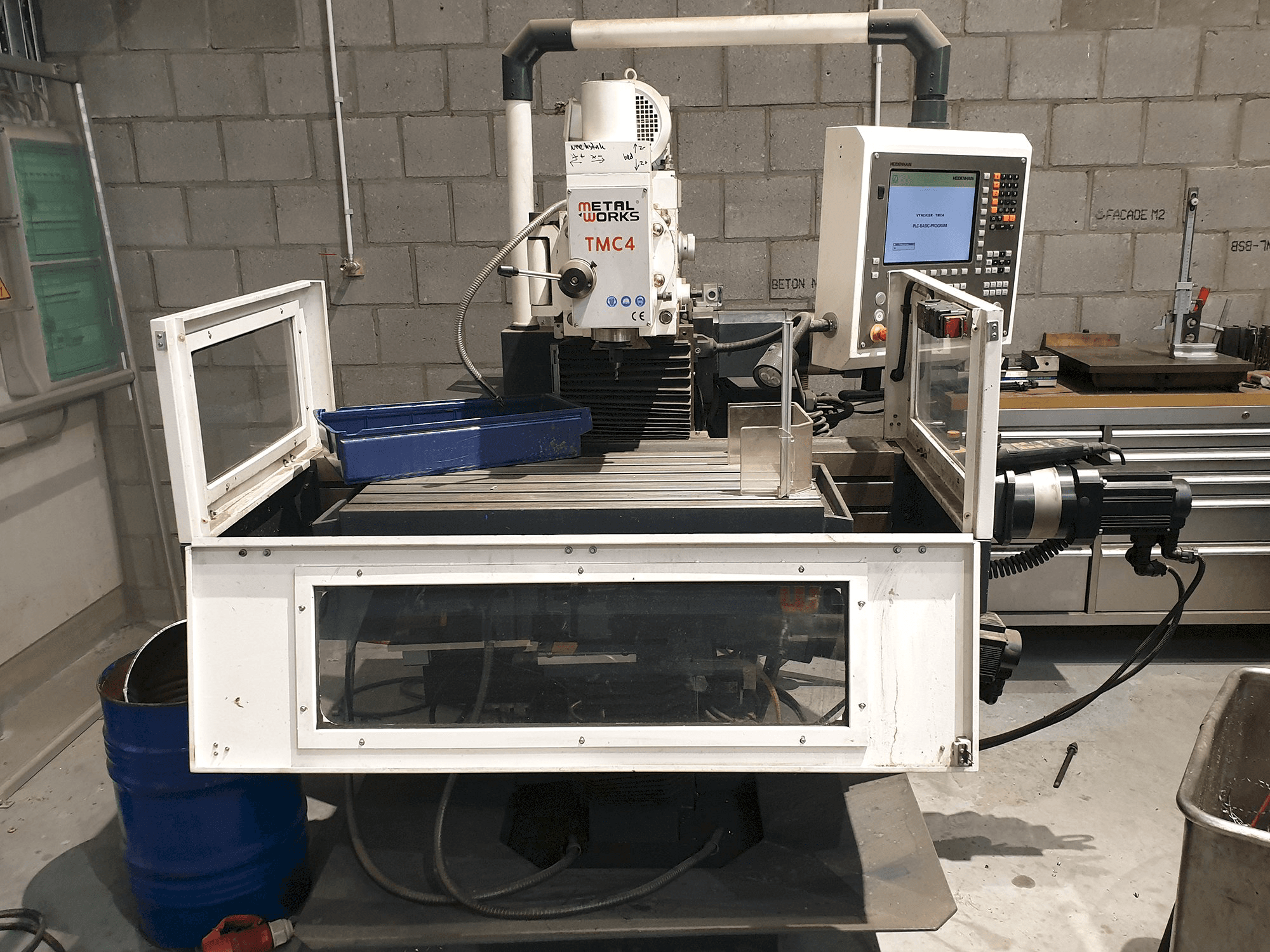 Vista frontal de la máquina Metal Works TMC 4