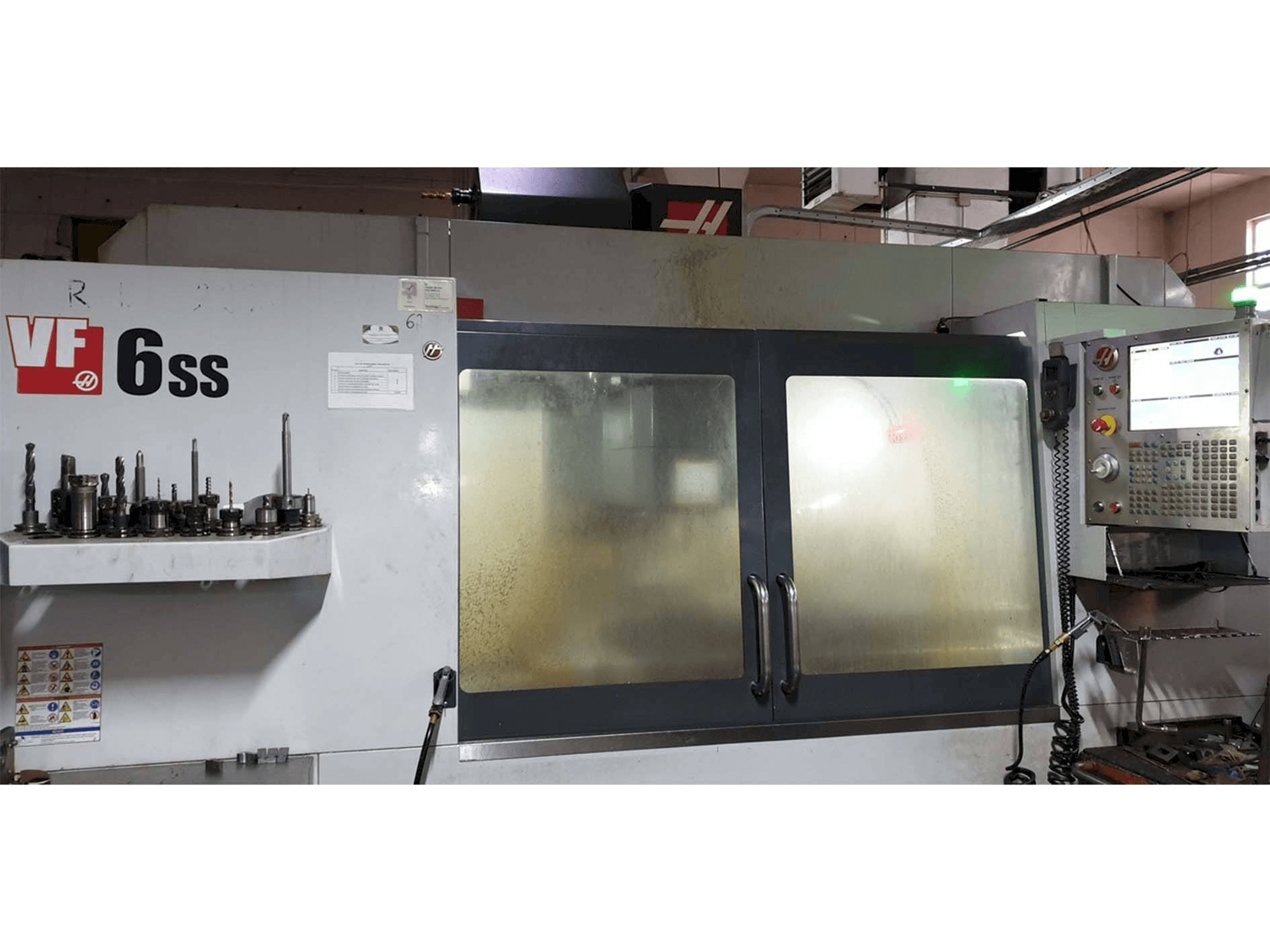 Vista frontal de la máquina HAAS VF-6SS