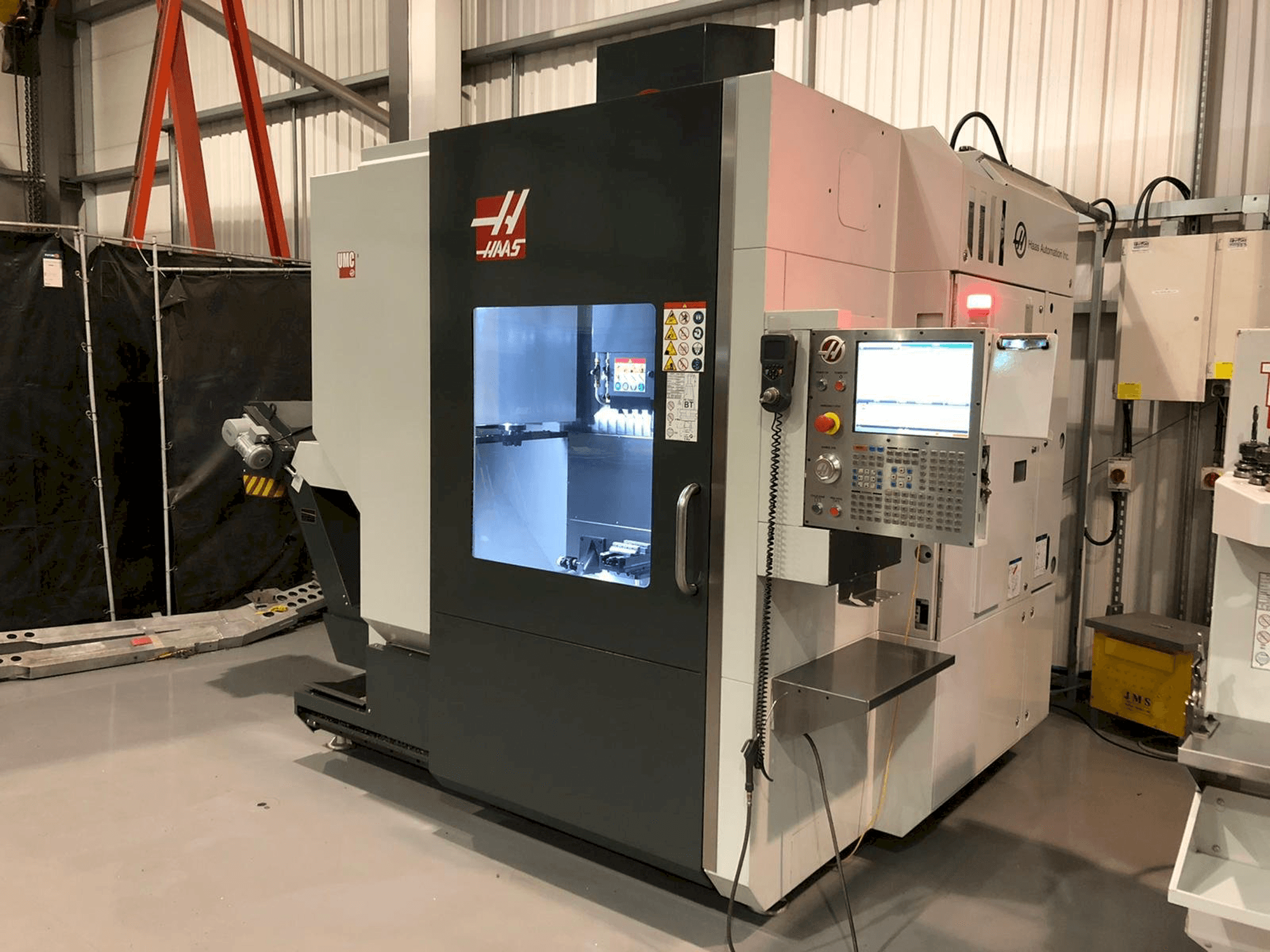 Vista frontal de la máquina HAAS UMC - 750