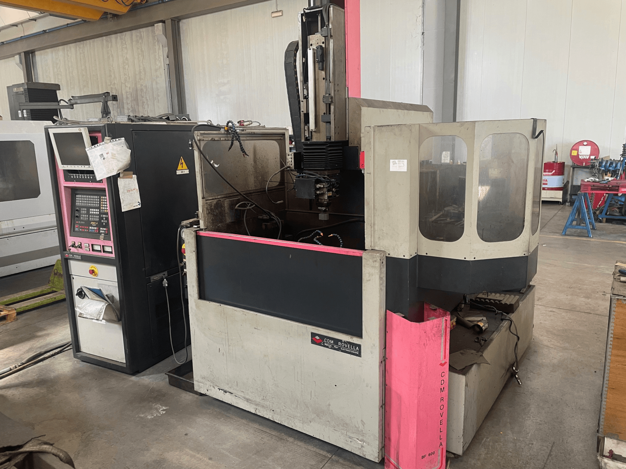 Centro de mecanizado CDM Rovella BF 800, vista lateral que muestra el panel de control, la cubierta antipolvo y la configuración industrial.