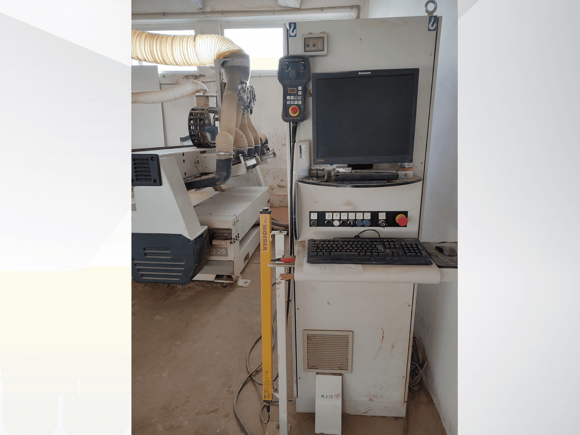 CNC Router SCM ACCORD 20 en un taller, vista frontal con panel de control, monitor y sistema de extracción de polvo visibles.