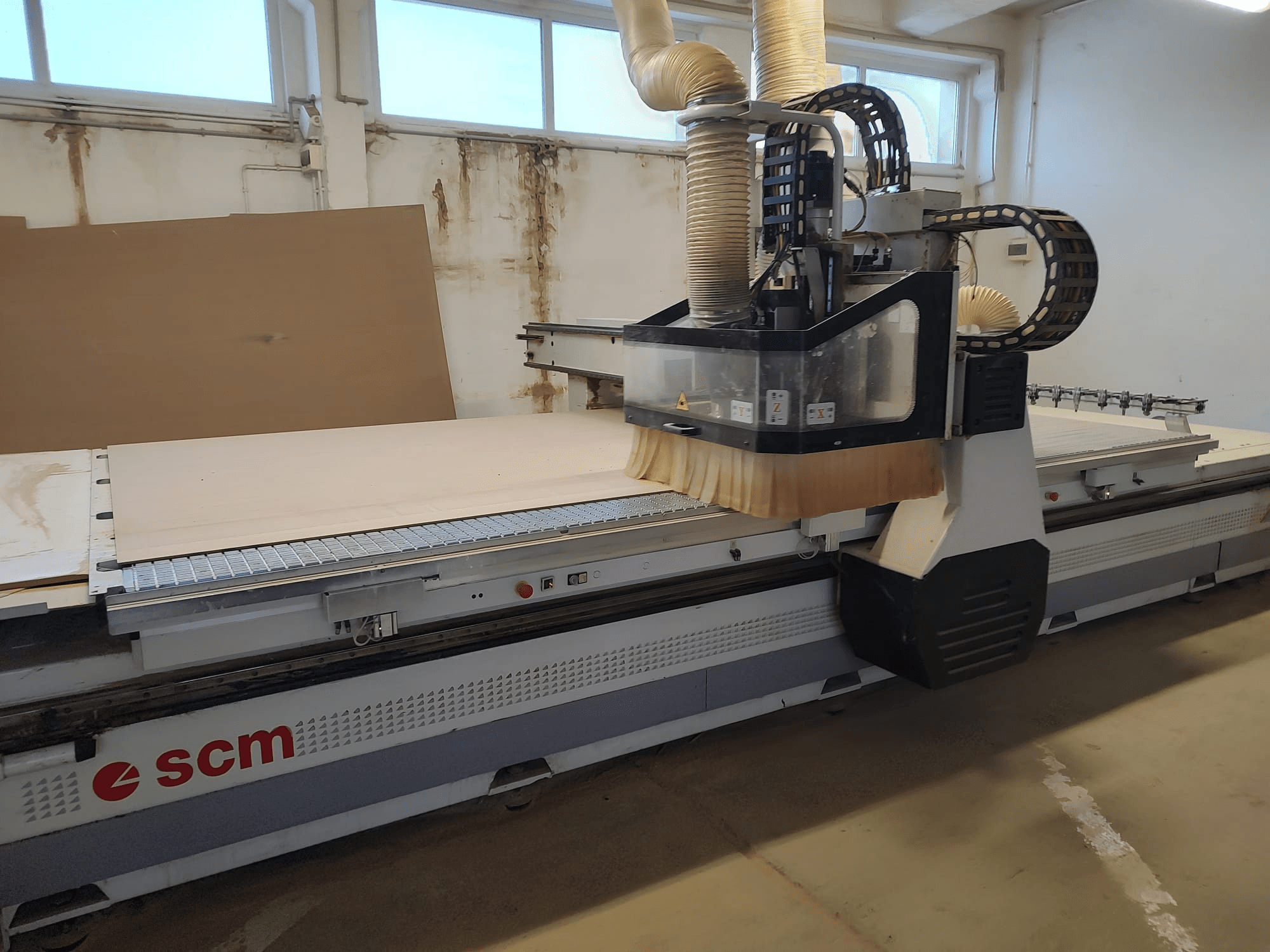 Router CNC SCM ACCORD 20 en vista frontal, mostrando el cabezal de corte y la gran mesa de trabajo, ideal para tareas de carpintería.