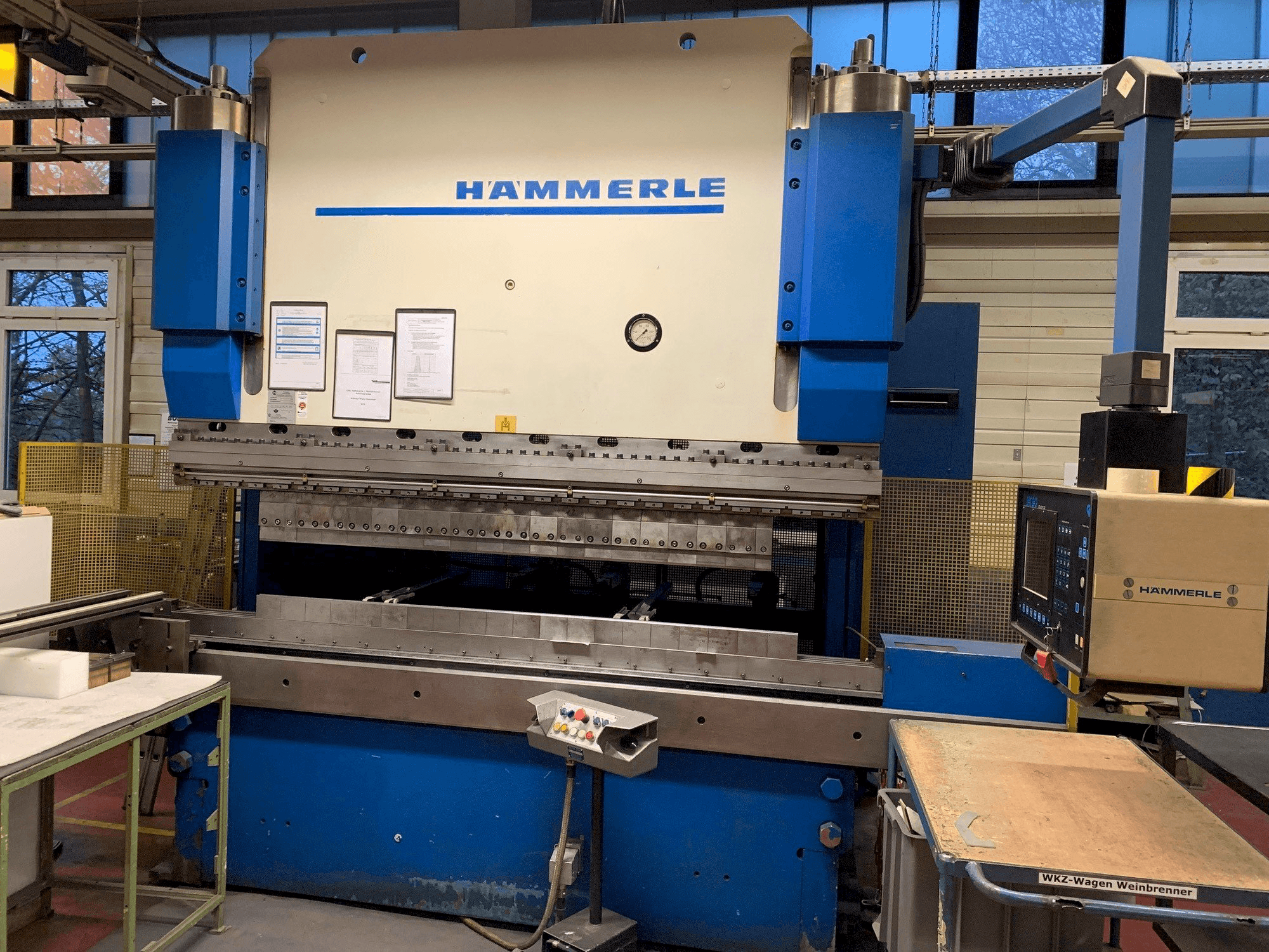 Vista frontal de la máquina HAMMERLE AP 200 2600 Serie 3