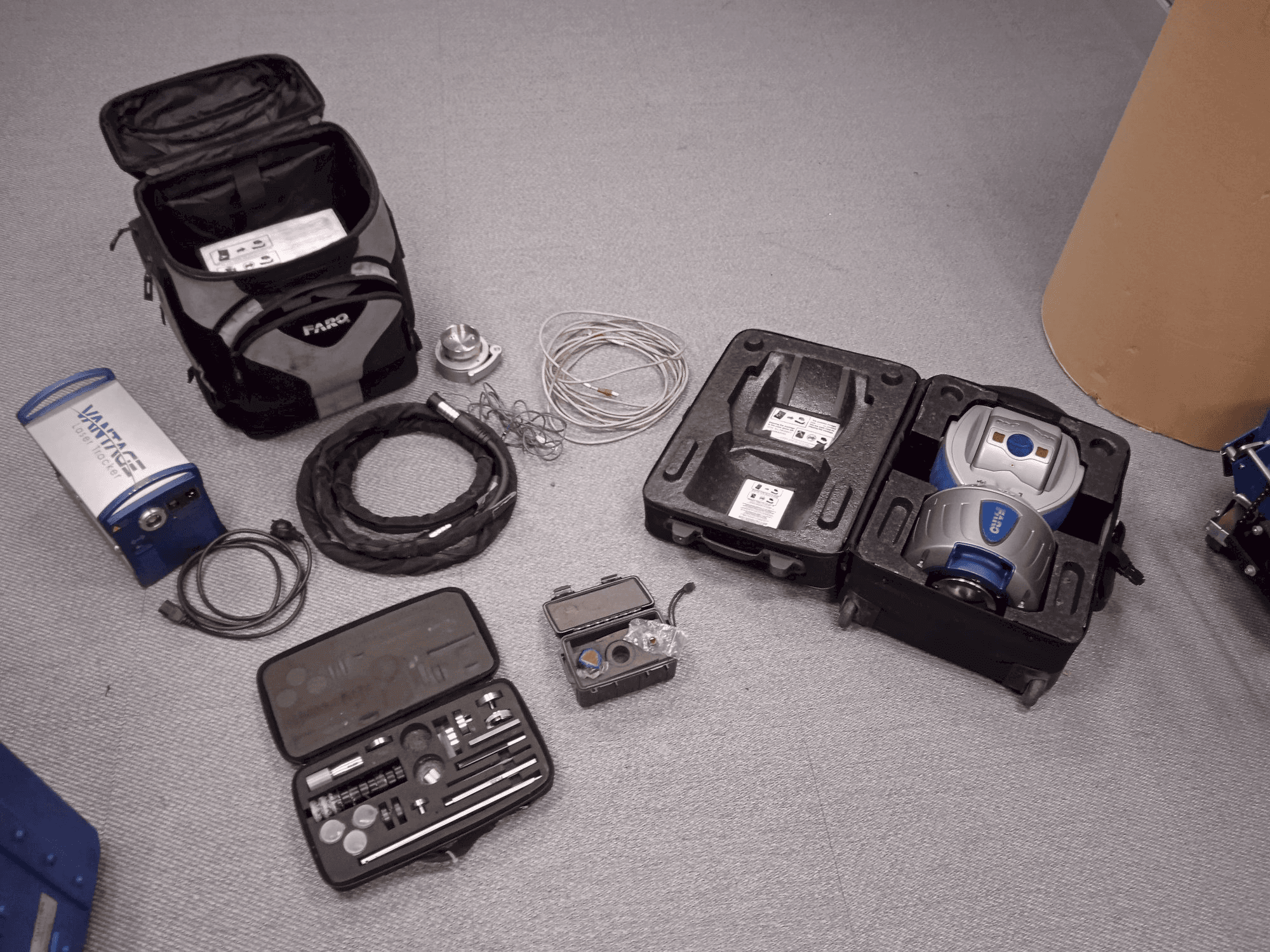 Vista frontal de la máquina Faro Advantage Laser Tracker