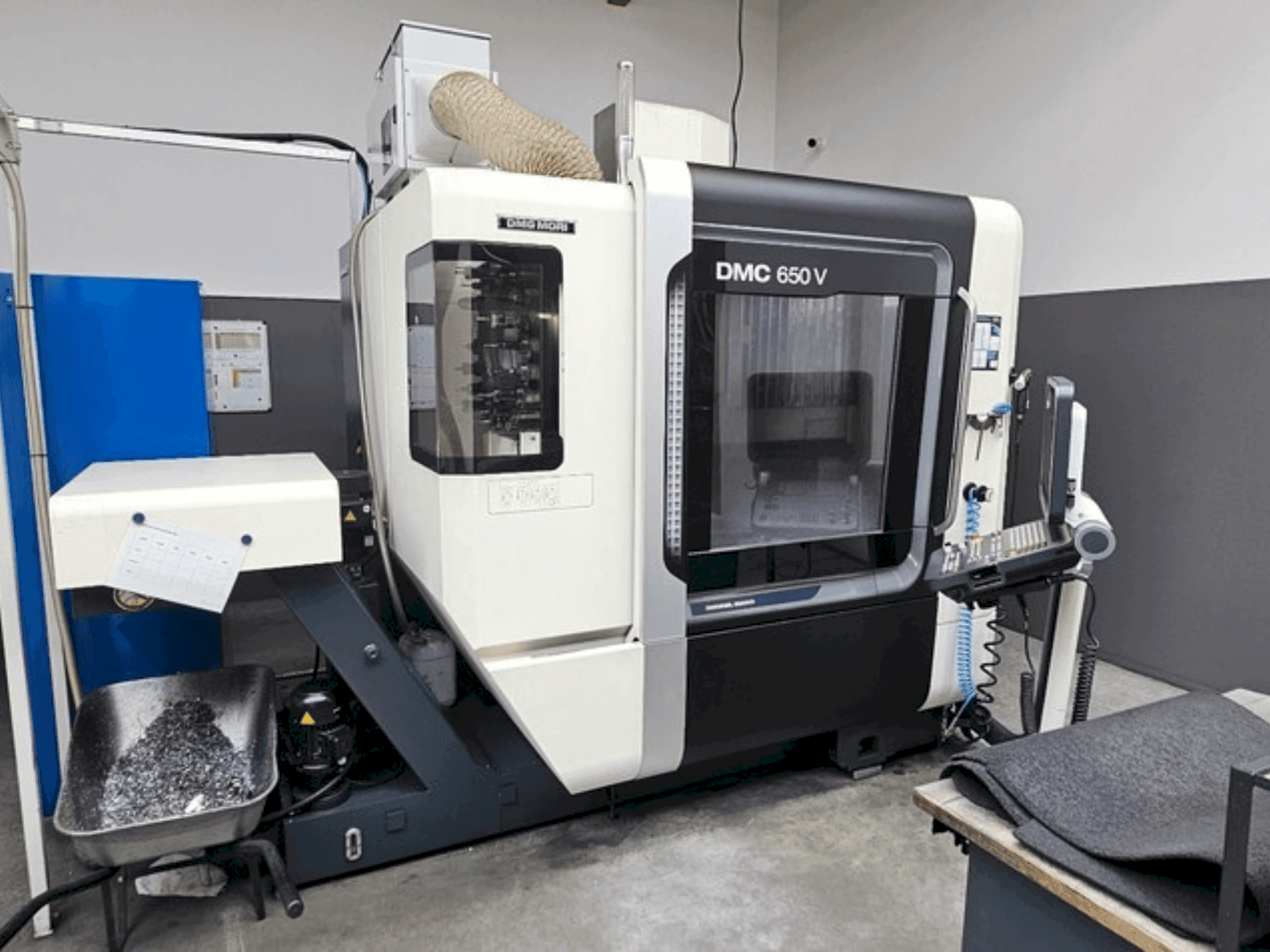 Vista frontal de la máquina DMG MORI DMC 650V