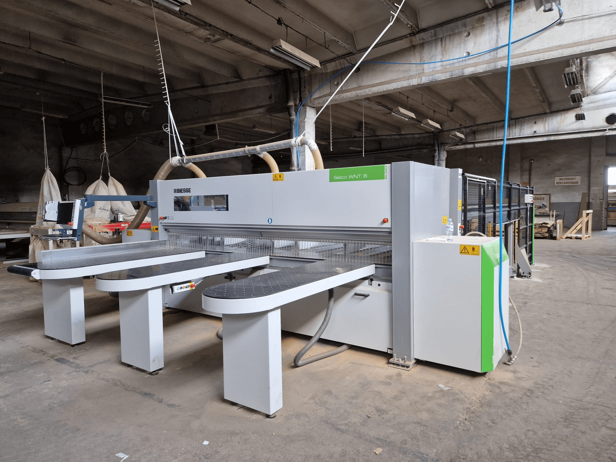 Seccionadora Biesse Selco WNT 6 en configuración de fábrica, vista frontal mostrando las hojas conectadas y el panel de control.