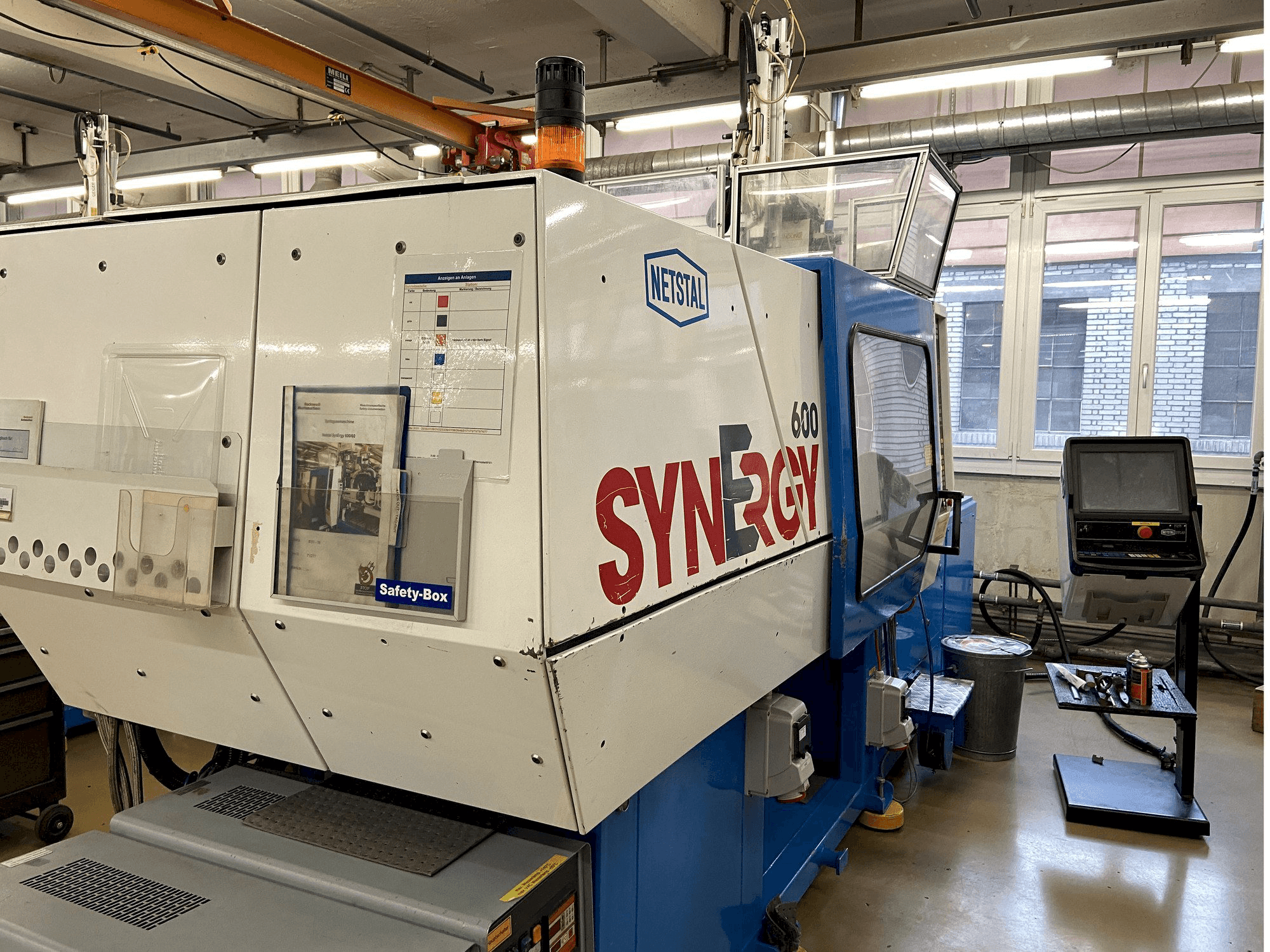 Vista frontal de la máquina Netstal Synergy 600-60