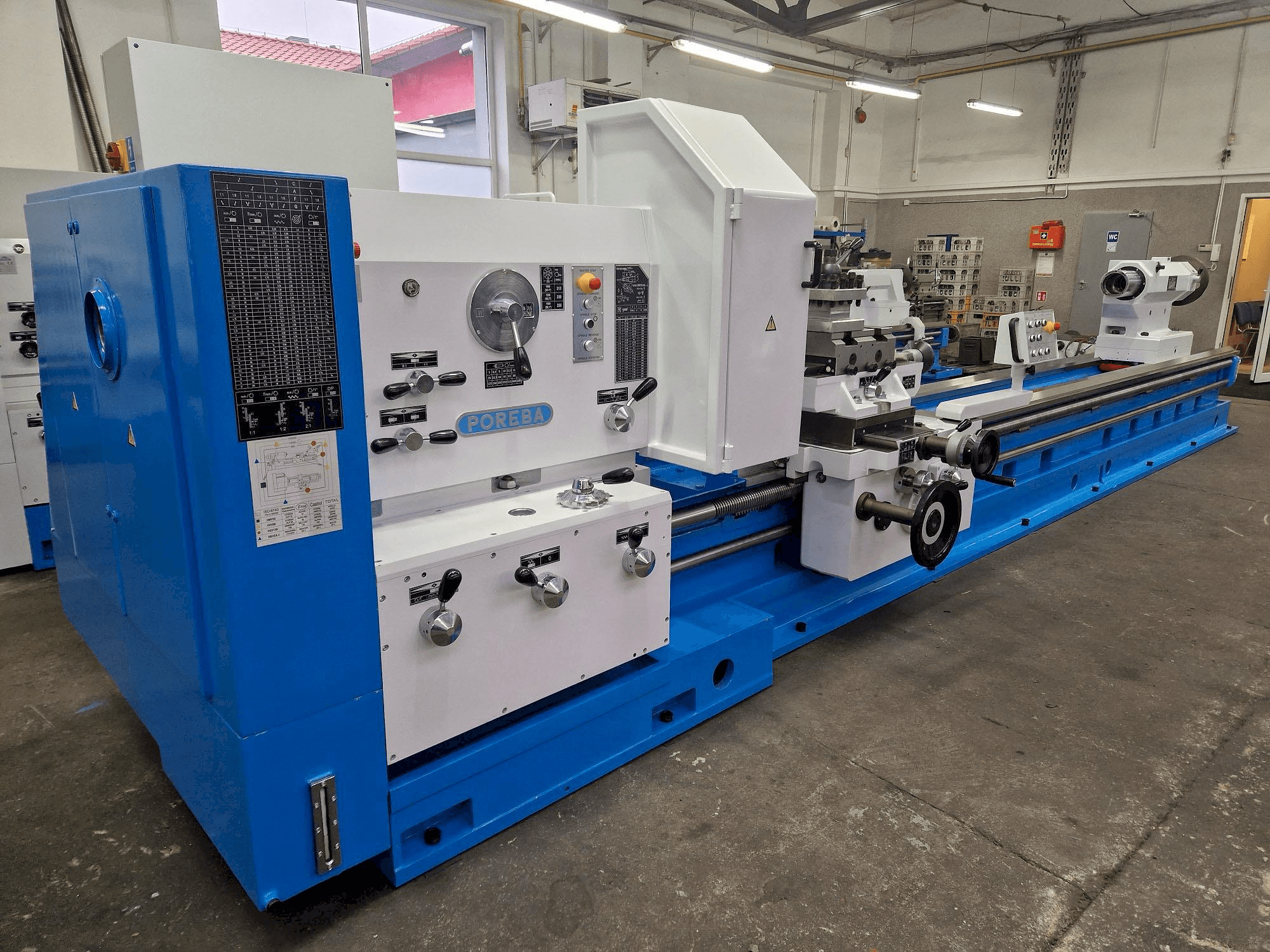 Vista lateral izquierda de la máquina Poreba TRP-115B3 x 5000