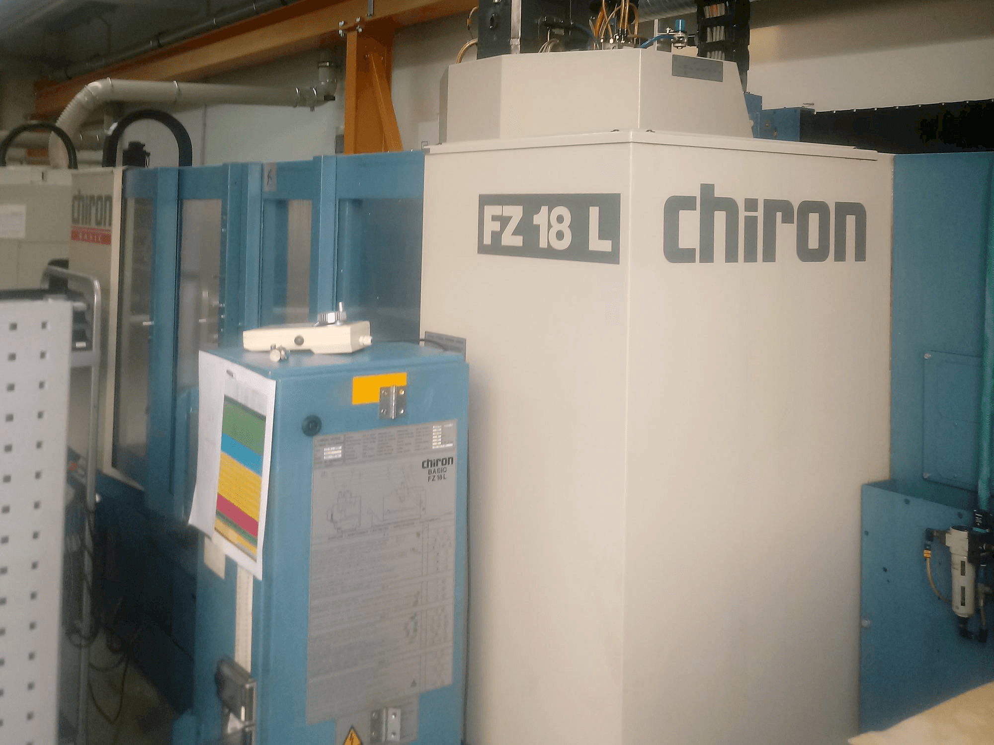 Vista frontal de la máquina CHIRON FZ 18 L 2000