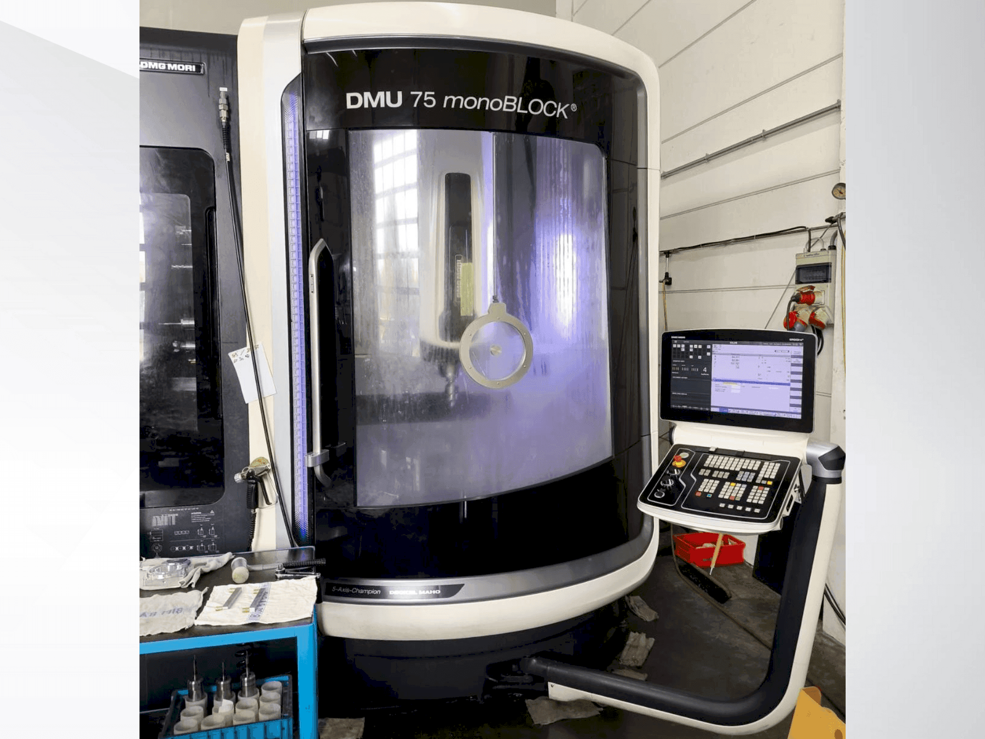 Vista frontal de la máquina DMG MORI DMU 75 monoBlock