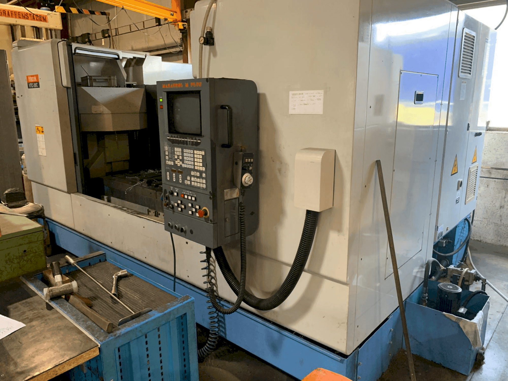 Vista frontal de la máquina Mazak VTC 30C