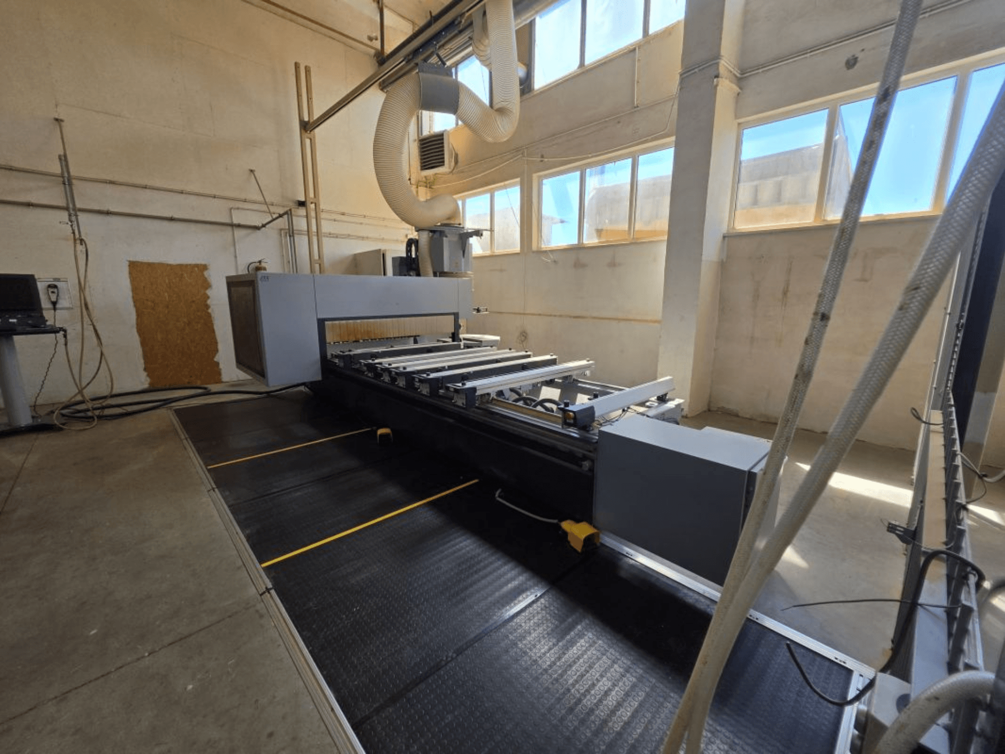 Centro de mecanizado CNC FORMAT4 PROFIT H350 16.30 desde una vista lateral, con un diseño elegante y un espacio de trabajo operativo.