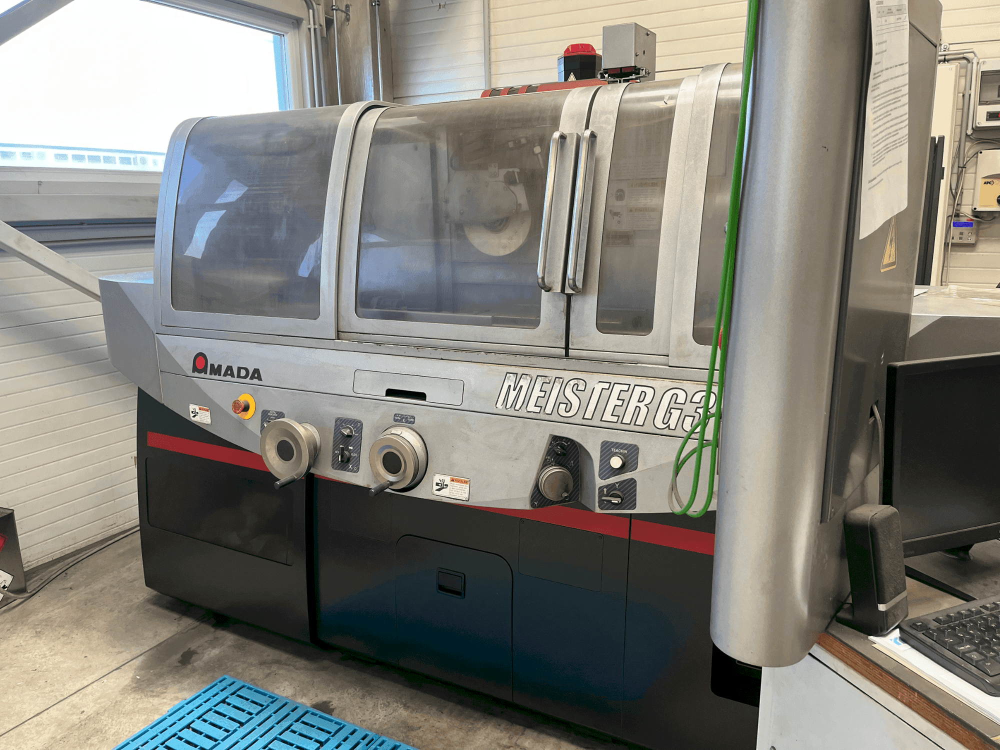 Vista frontal de la máquina AMADA MEISTER G3
