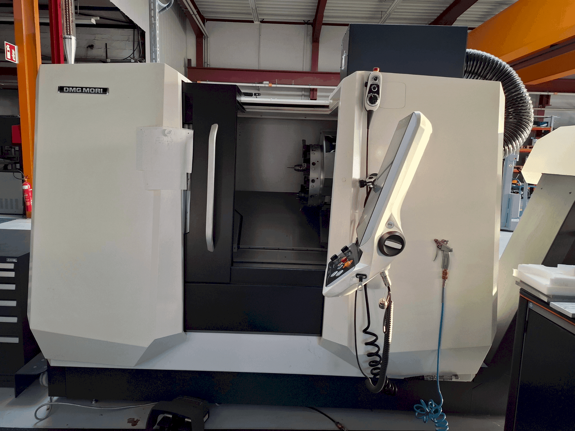 Vista frontal de la máquina DMG MORI CLX 350 V3
